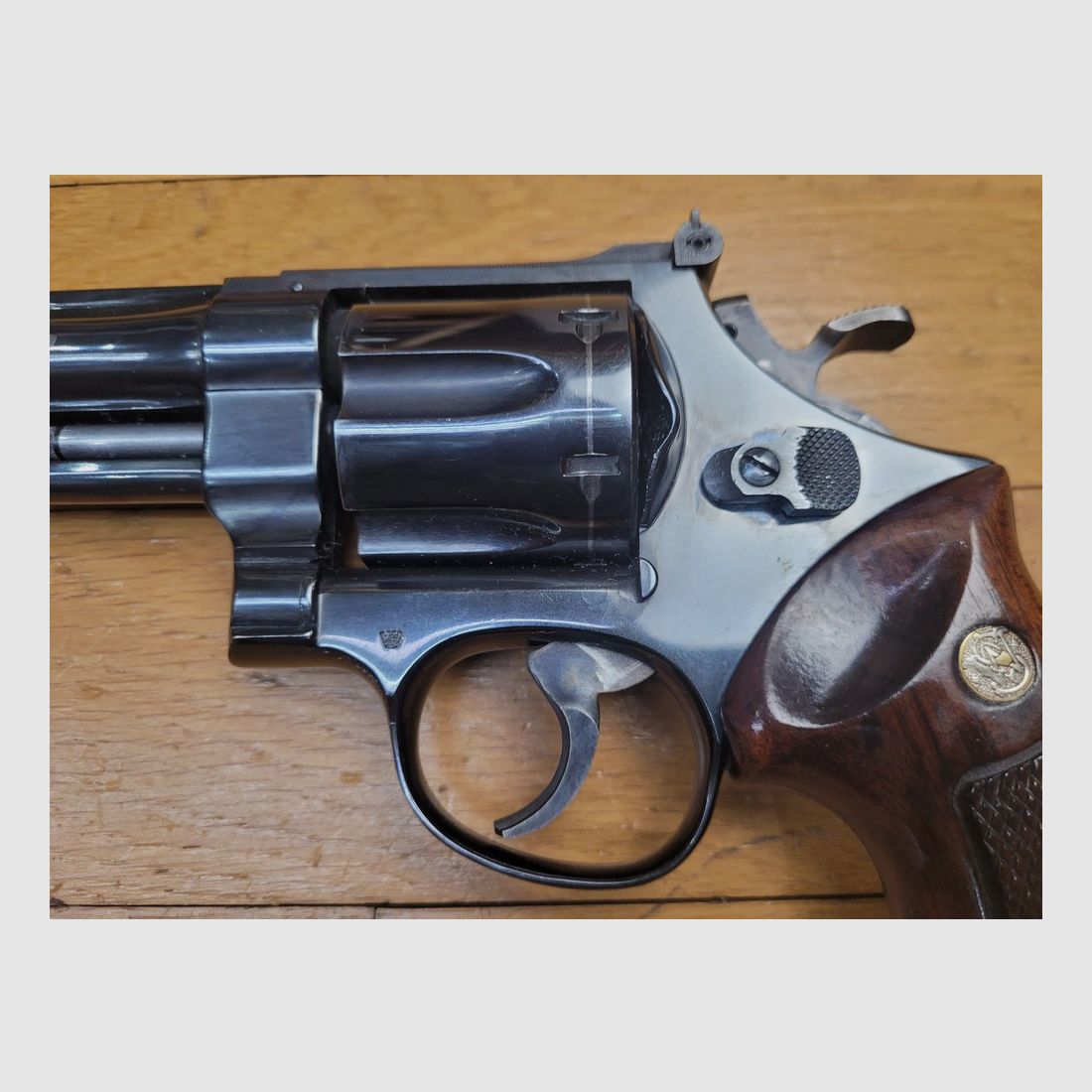 Mythos Revolver Smith&Wesson Modell M27-2 – Kal. .357Mag – Waffe von 1981 – Qualität und Mechanik heute nicht mehr zu finden – Revolver des FBI und der Fallensteller – 6 Zoll geriffelter Lauf – Wunderschöne glänzende schwarze Brünierung – Ausnahmewaffe für Ausnahme-Schützen – TBE+, Bild 21 von 25