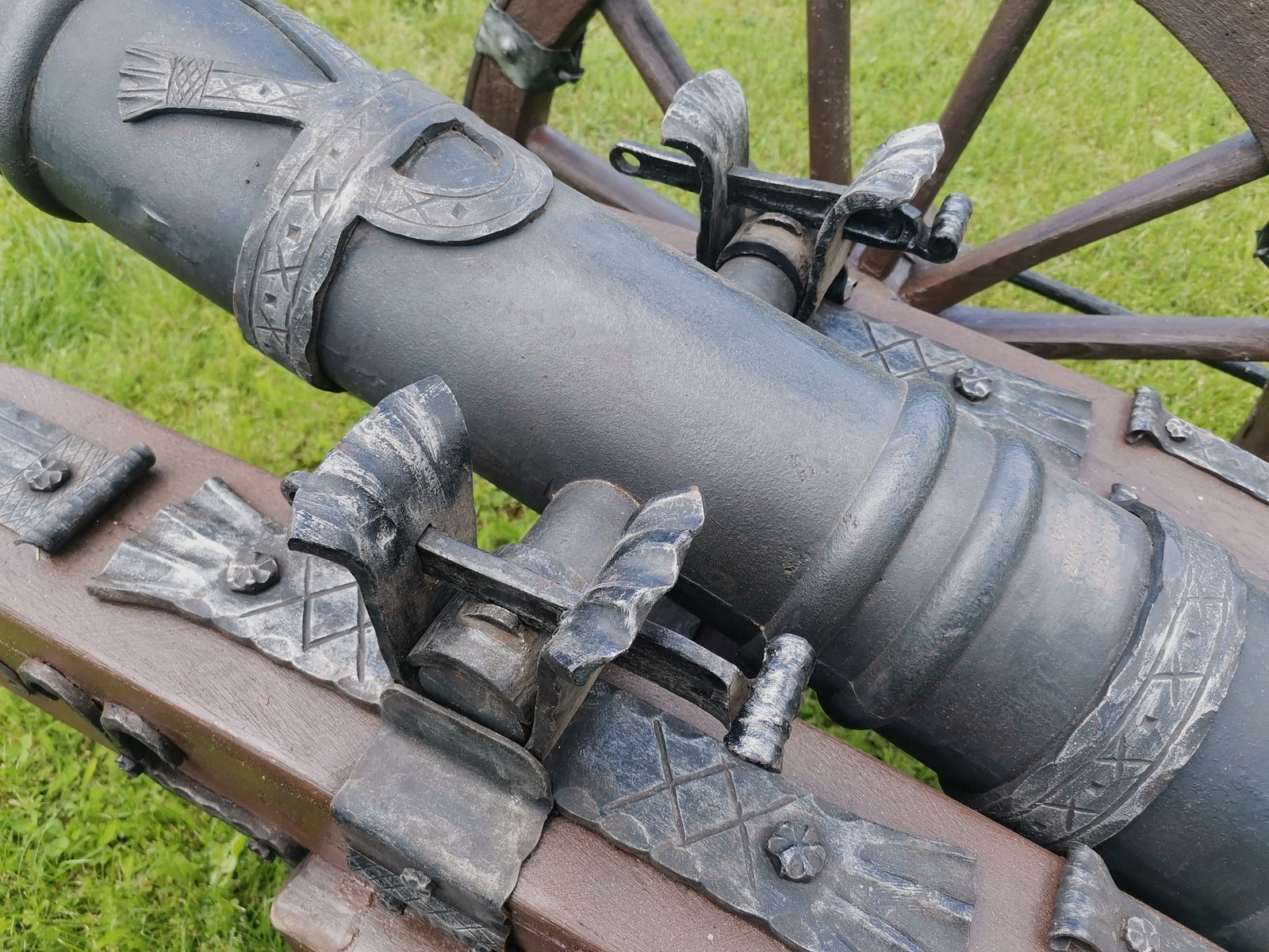 Grande canon XXL avec un artisanat de forge très élaboré et un nouveau canon à chargement par la bouche.