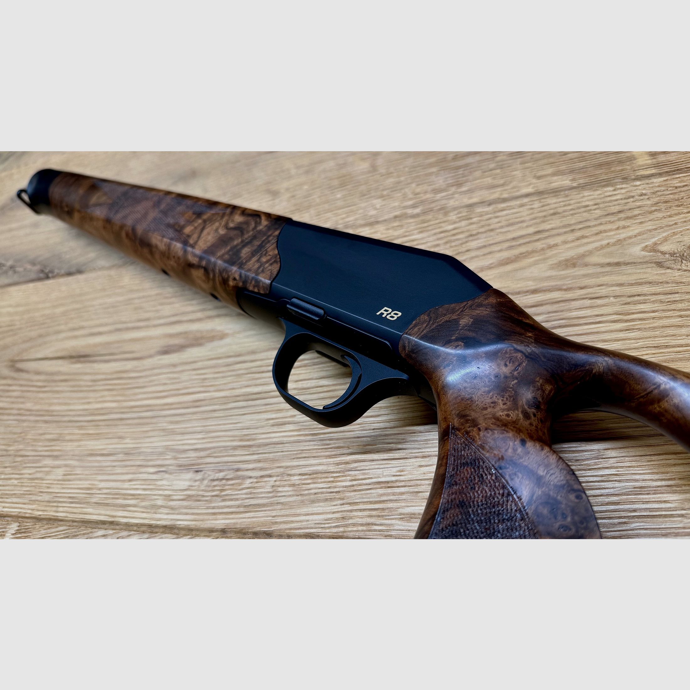 Blaser R8 Holzschaft/Lochschaft mit System, traumhafter, außergewöhnlicher Zubehör-Lochschaft HK 8-9, goldenes R8 Logo