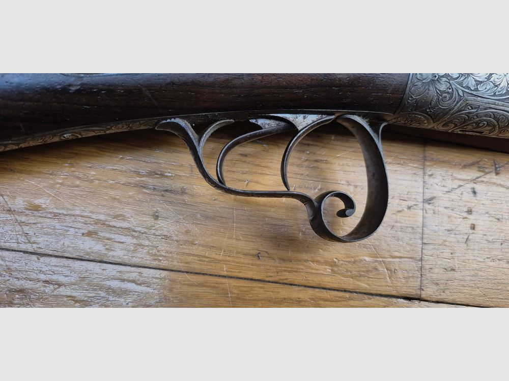 Sehr schönes Seitengewehr – Signiert auf der Laufbande „Maison de l’Inventeur Lefaucheux – 37 rue Vivienne in Paris“ – Wunderschöne Damaschusläufe – Kal. 16 – Brünierung bei 85% – Wunderschöne Gravuren an Beschlägen und Teilen – Alle Schrauben guillochiert – Schaftplatte aus Ebenholz – Sehr schönes rotes Nussbaumholz – Ausgezeichneter mechanischer Zustand – Kein Spiel – Läufe innen noch sehr sauber trotz alter Oxidation – Und ein „ECHTER“ Lefaucheux! – Waffe in TBE insgesamt – TBE, Bild 35 von 47