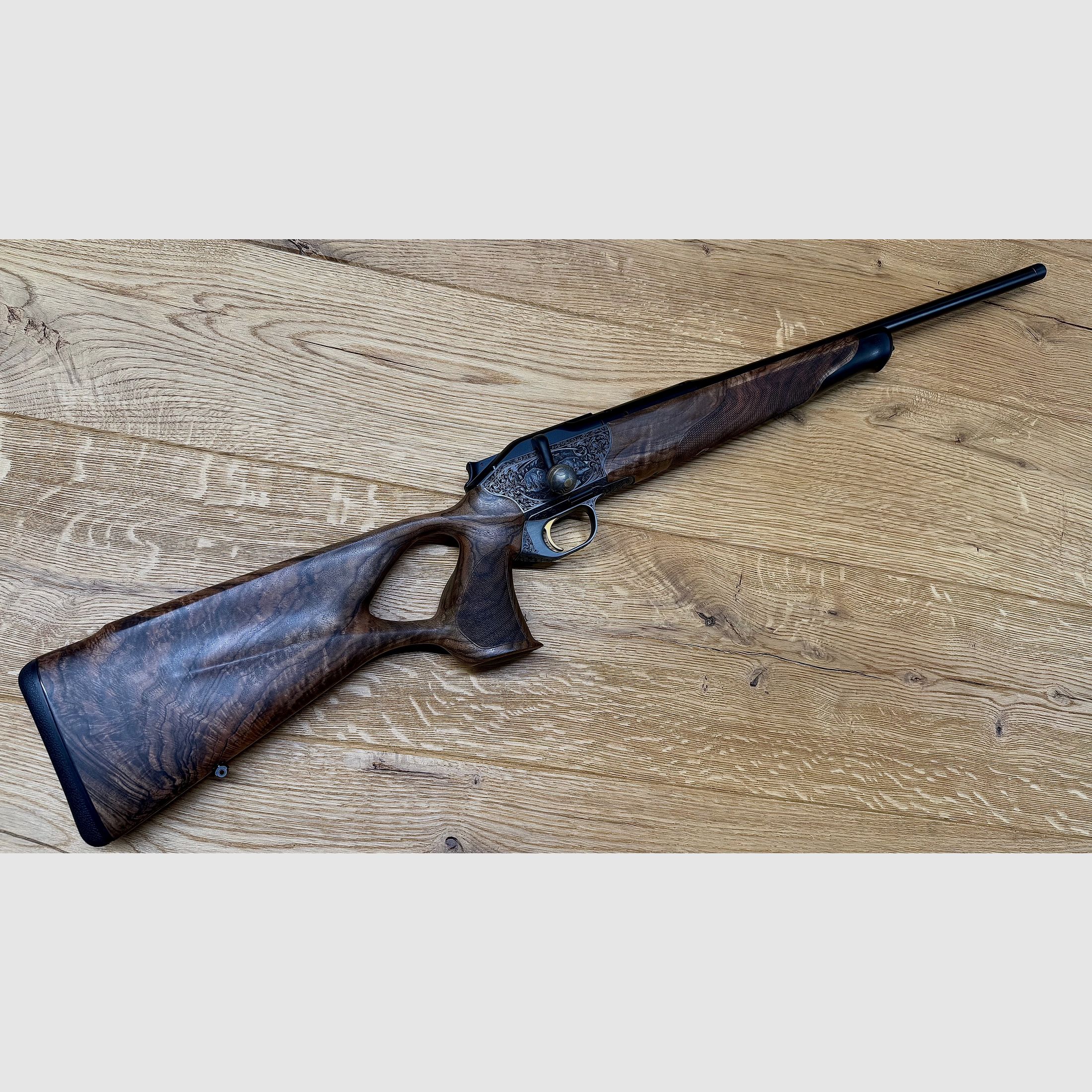 Blaser R8 Grand Luxe Success / Holzklasse 6 / Seidenmattes Finish / Goldener Abzug / Systemkasten + Magazineinheit graviert / TRAUMWAFFE