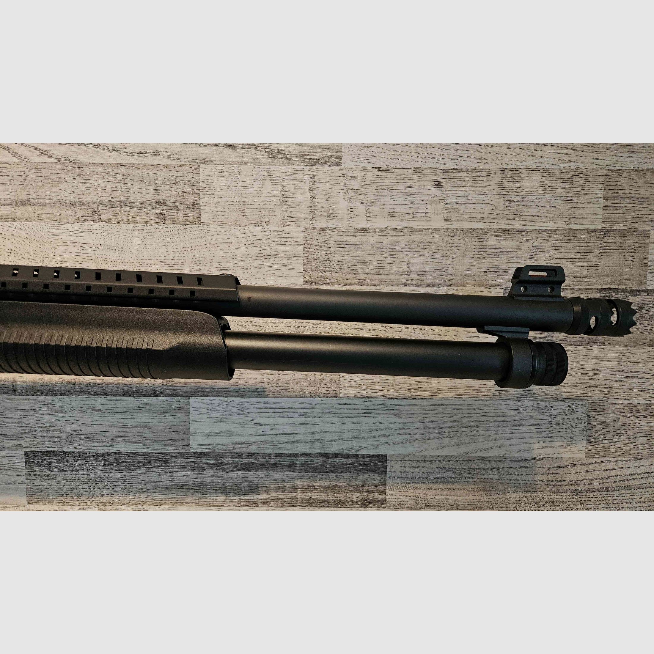 Artículo nuevo - Escopeta de repetición de culata delantera Pumpgun Akkar Karatay TK-355 612PS Negra Cal. 12/76