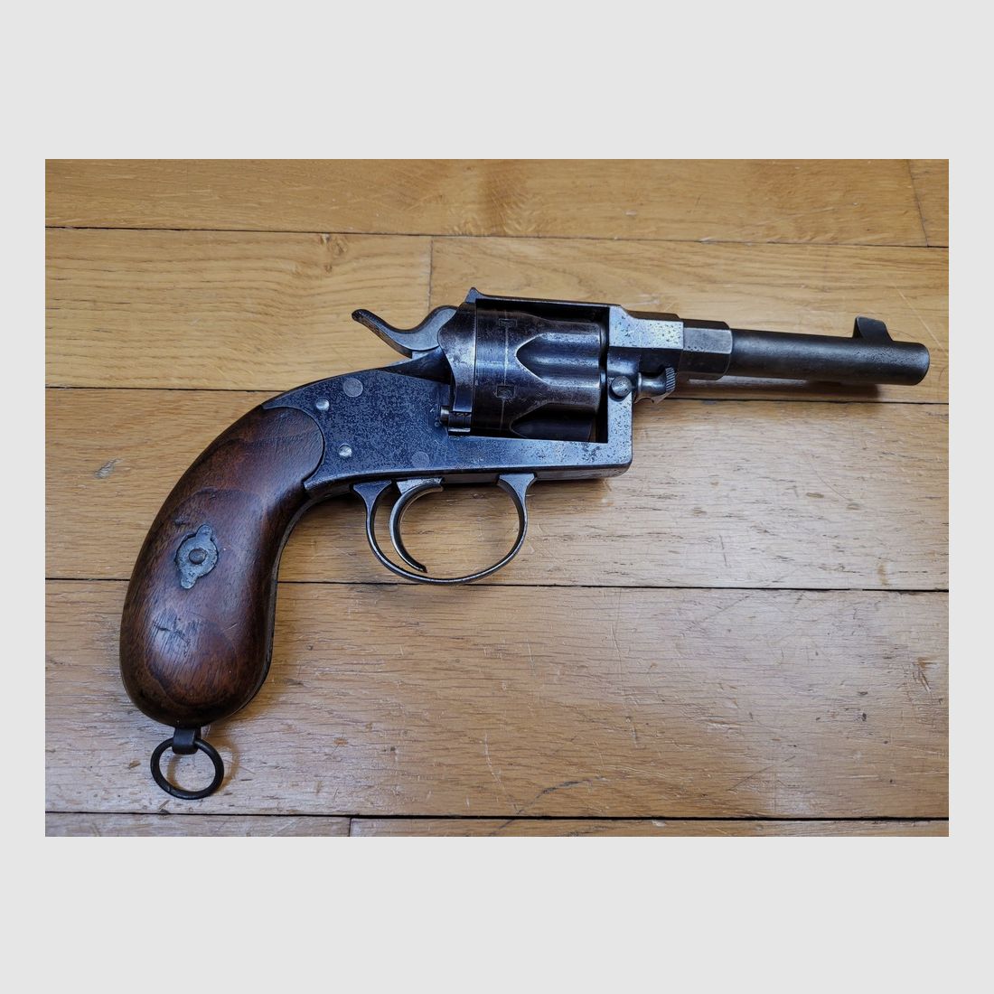 Sehr schöner Reichsrevolver 1883 – Kal. 10,4 original – Herstellung Erfurt von 1893 – Schöne reguläre Stempel – 80% seiner ursprünglichen glänzenden Brünierung – Wunderschöner Lauf und Kammern – Waffe mit einer Matrikelnummer – Seltenes originales Schneider Briegl-Futteral – TBE+, Bild 17 von 27