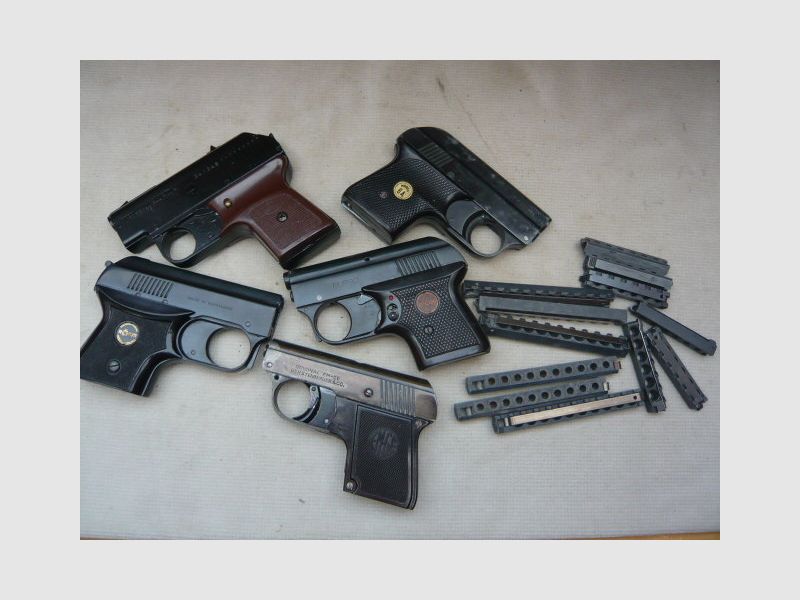 Collection of blank-firing guns in cal. 6mmPl. + magazines