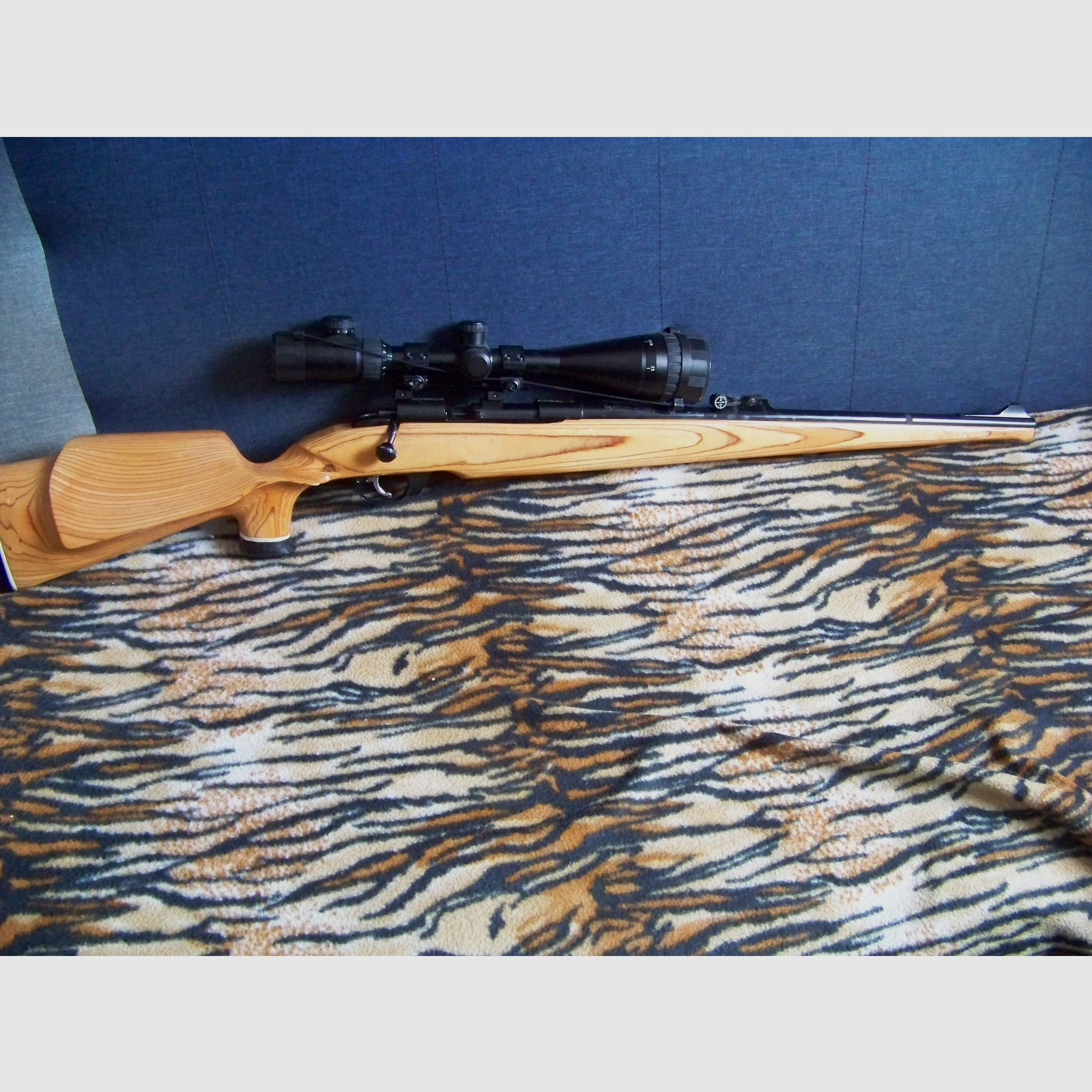 CO" Gewehr Podium im Stutzen Schaft mit Zielfernrohr 4,5mm