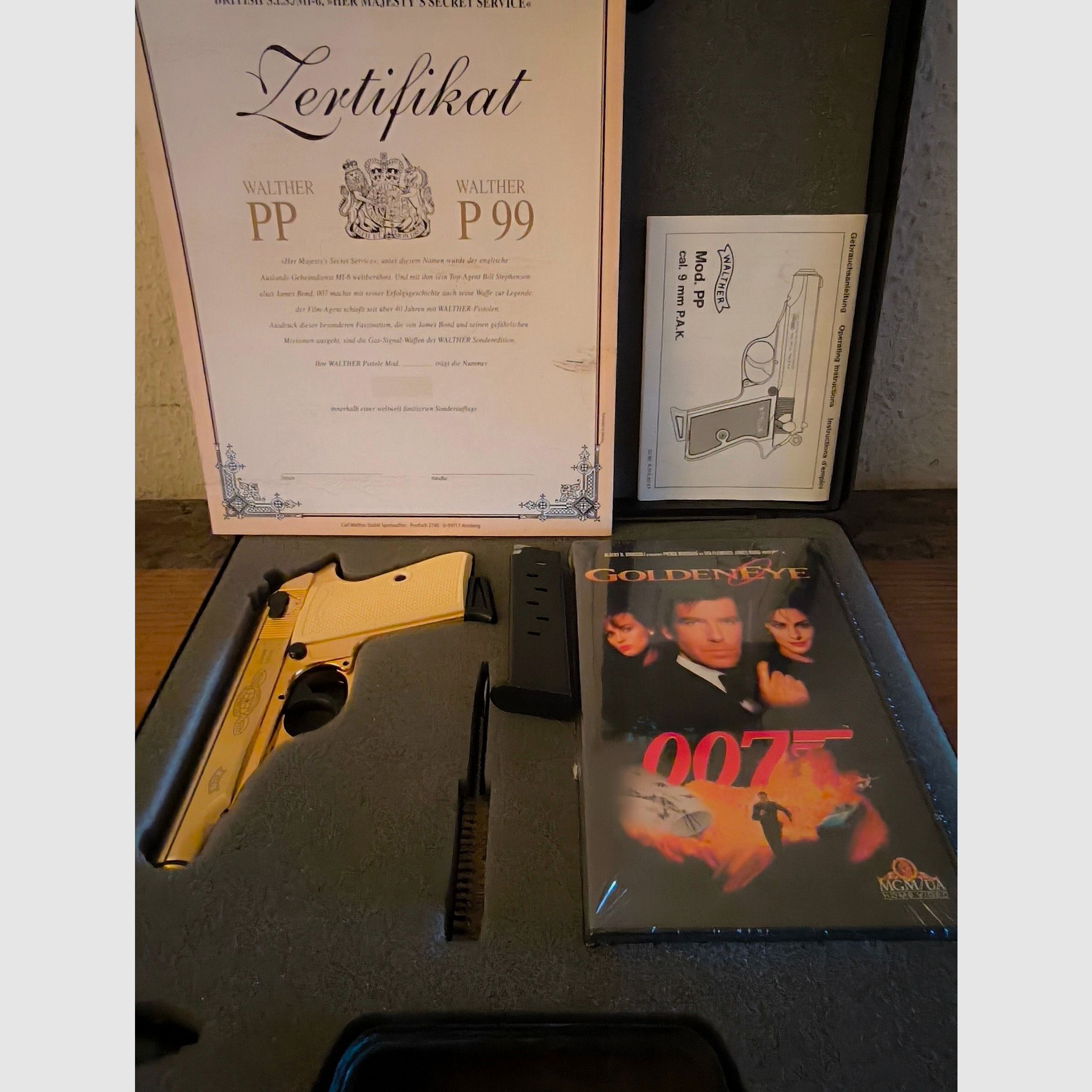 ⚠️ Achtung Sammler & James Bond Fans, Echte - Rarität aus den 1990er Jahren - Vitrine Stück-Limitierte Sonderedition Walter PP Gold - GoldenEye mit Weißen Griffschalen & Zertifikat & VHS Kassette sowie zusätzlichen Magazin mit Flachen Magazinboden, Ungeschossen Tadellosen top Zustand, Absolut Neuwertig!! Kaliber 9mmPAK, PTB - 620   