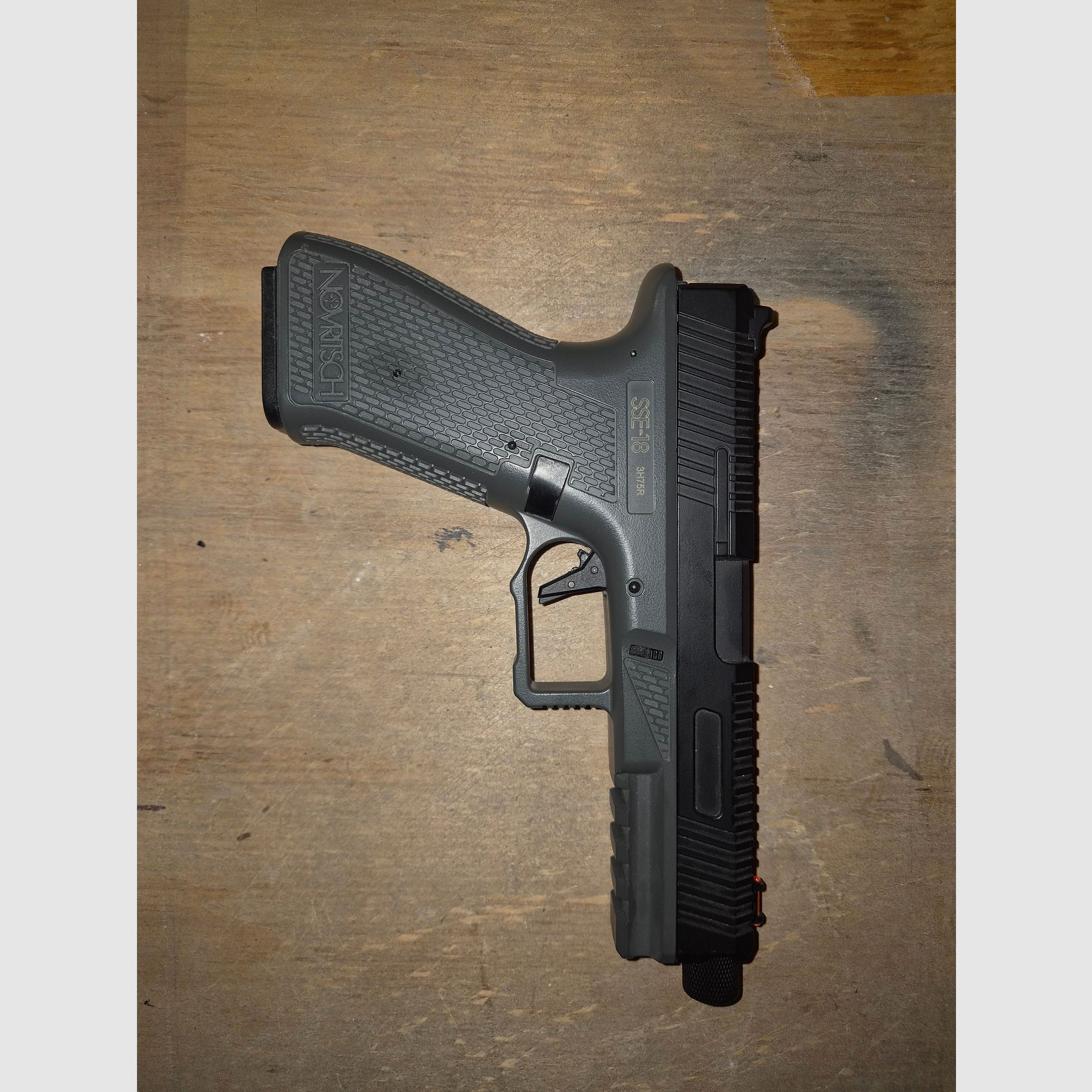 Novritsch SSE-18 mit Supressor und 3 Magazinen