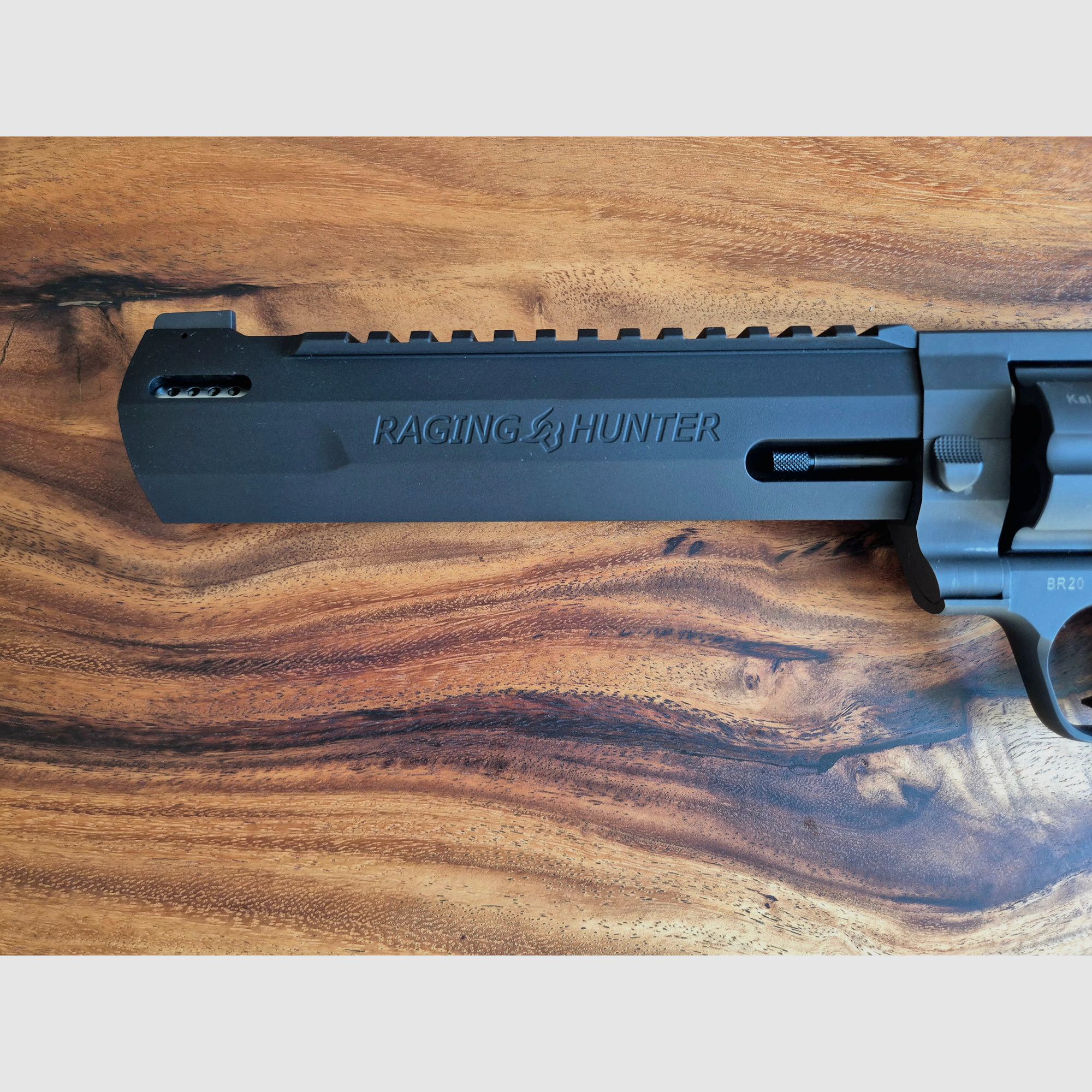 Taurus Raging Hunter 8 3/8" .44 Mag. inkl. 3x HKS Speedloader – Neuwertiger Zustand