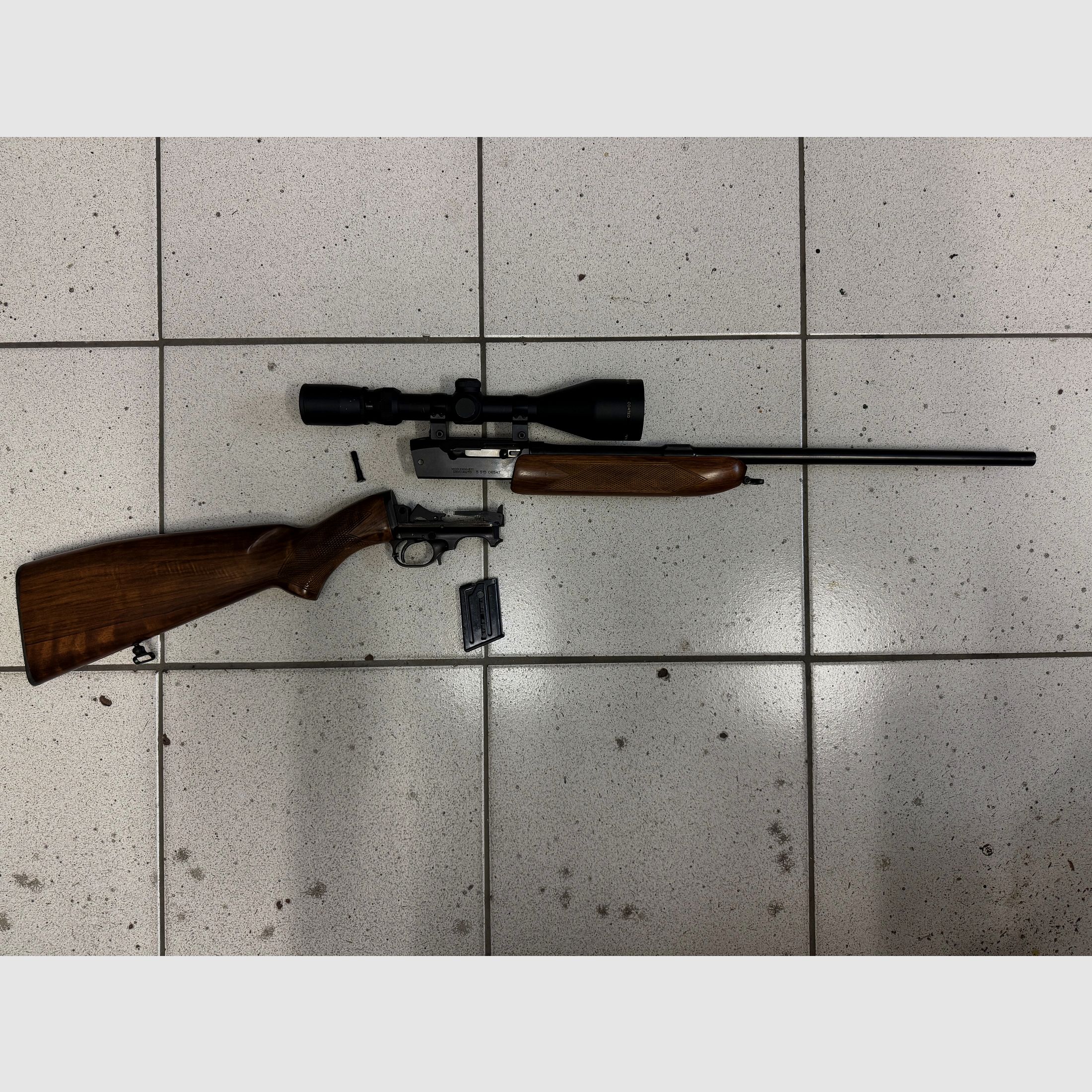 Selbstladebüchse ZKM-611 in .22 Magnum, mit Zielfernrohr und Montage