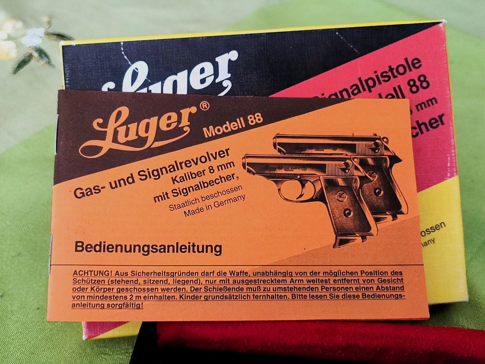 Luger 88 - 8 mmK PTB 414 aus der Röhm-Fertigung mit Holzgriffschalen, Lederholster, Munition