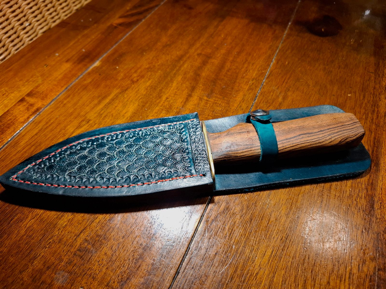 Jagdmesser mit handgearbeiteter Lederscheide