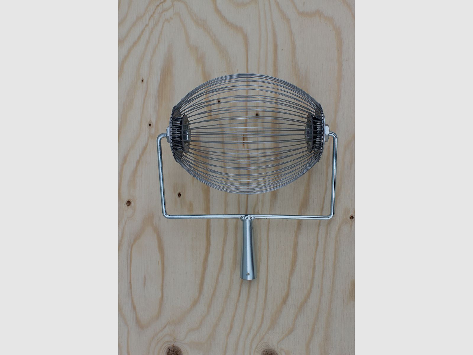 Nussaufleser / Nusssammler mit Stiel