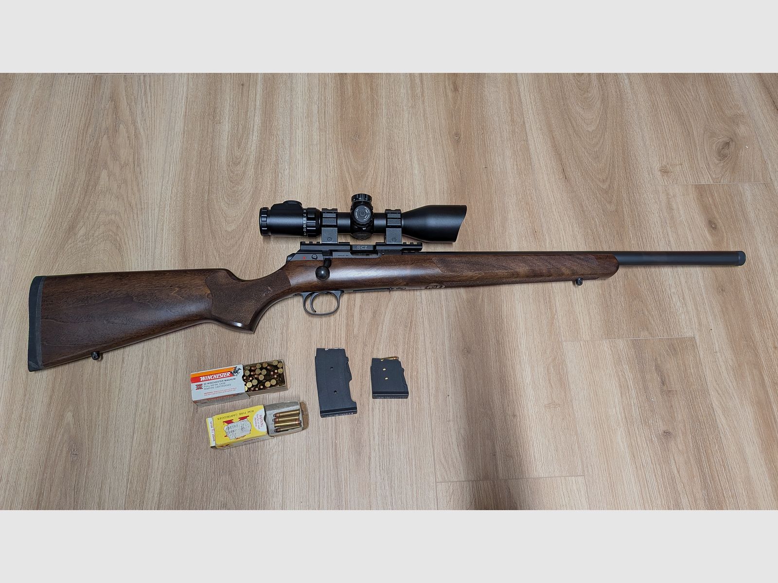 CZ 457 Varmint in .22 WMR, met UTC 4-16x44 Accushot, CZ Picatinnyschiene