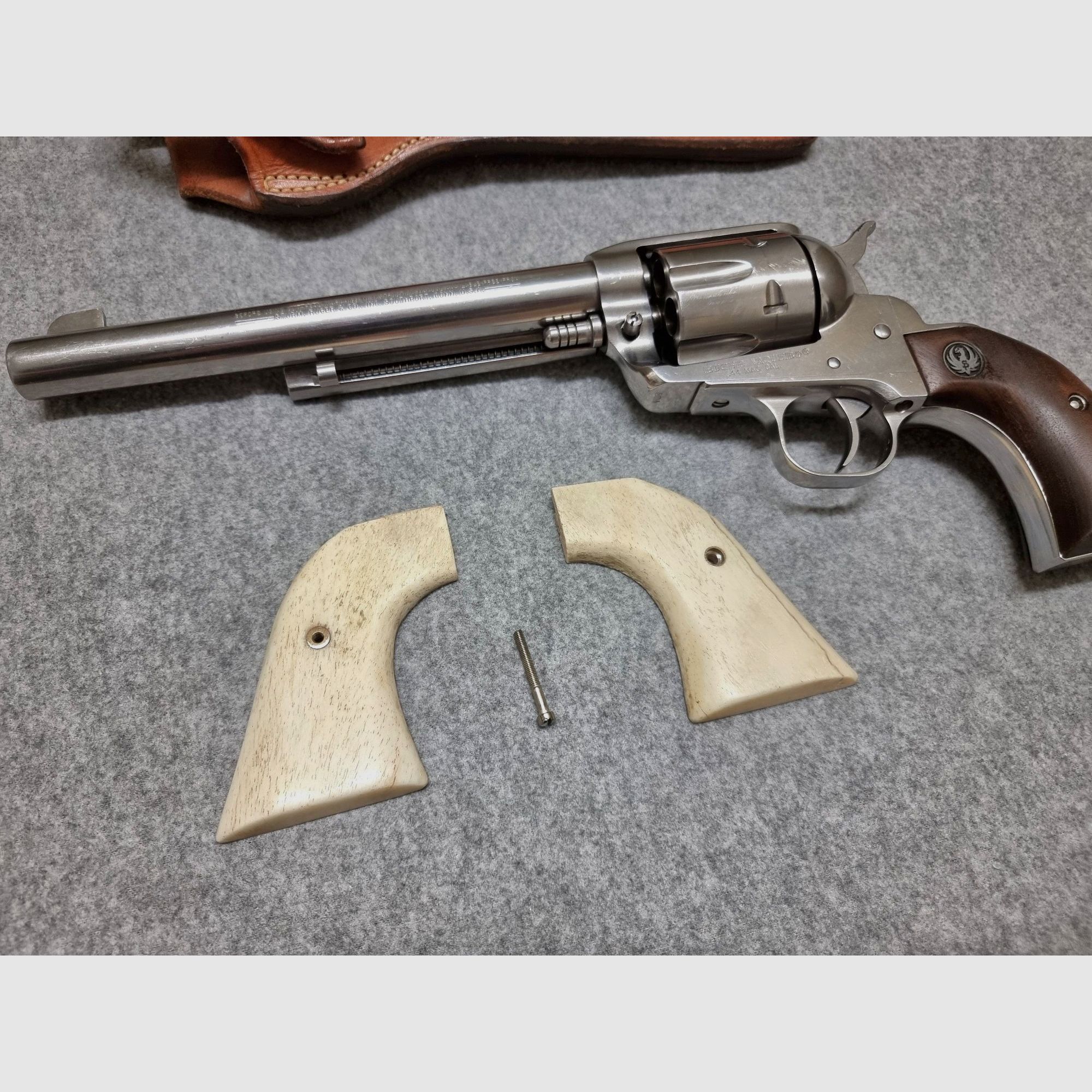 Ruger Vaquero / Blackhawk Bone Grips - Revolver Griffschalen aus Giraffenknochen - Unikat - Handarbeit aus den USA