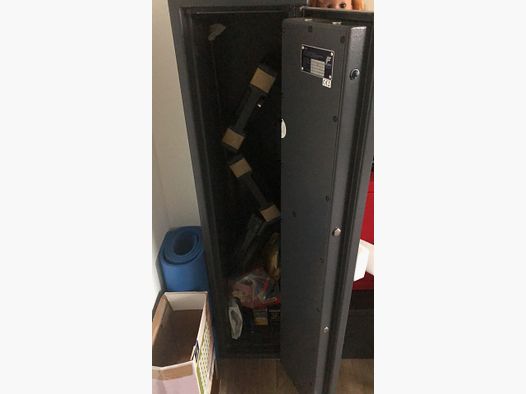 Waffenschrank in der graphitgrauen Farbe Grad 0 EN 1143-1 Safe 0-4 mit elektronischem Zahlenschloss S & G Spartan mit Tastatur und die Flinte als Geschenk erhalten