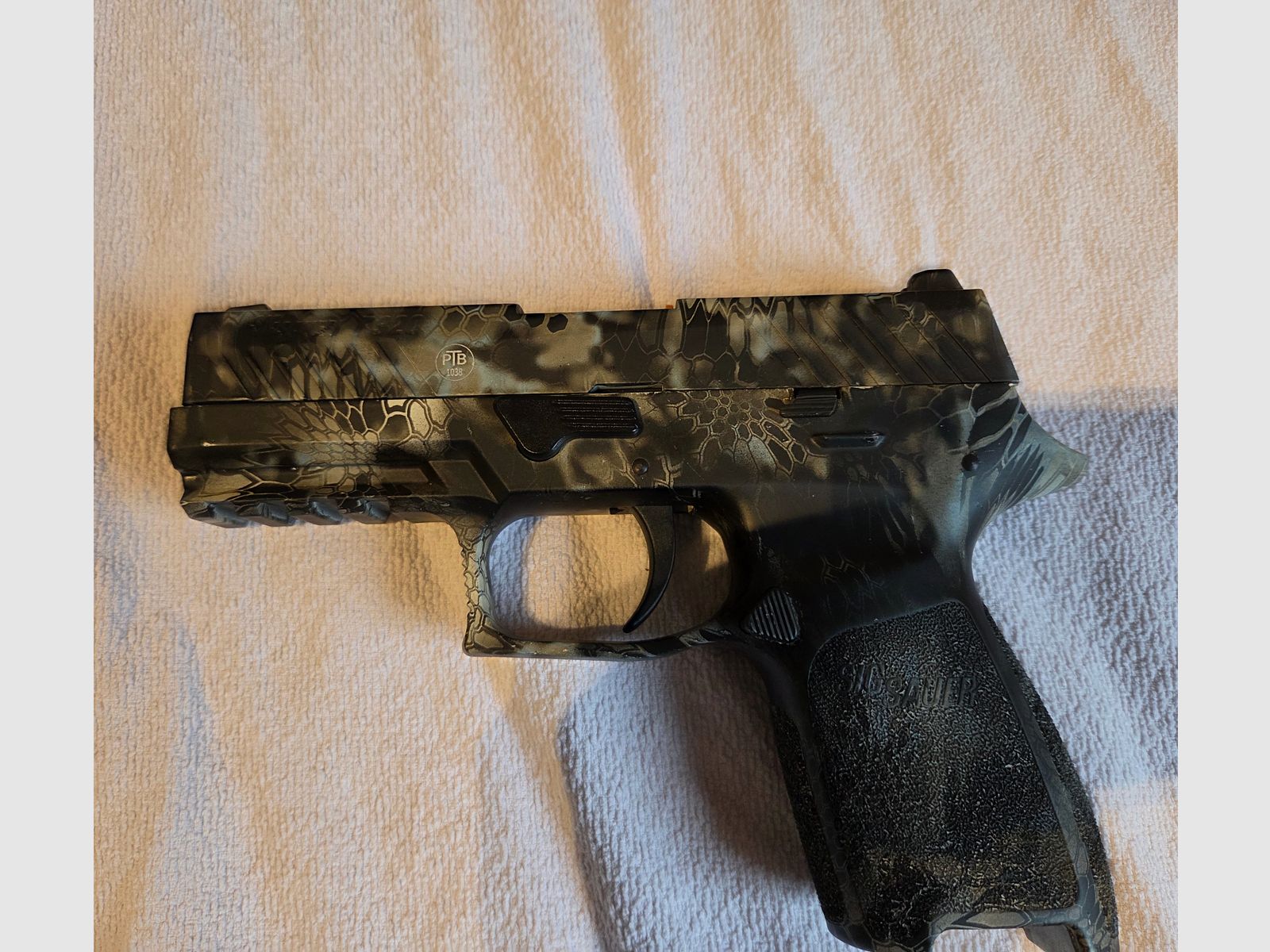 Sig Sauer P320 pistola de fogueo 9mm P.A.K. Cobra camo incluye maletín de armas