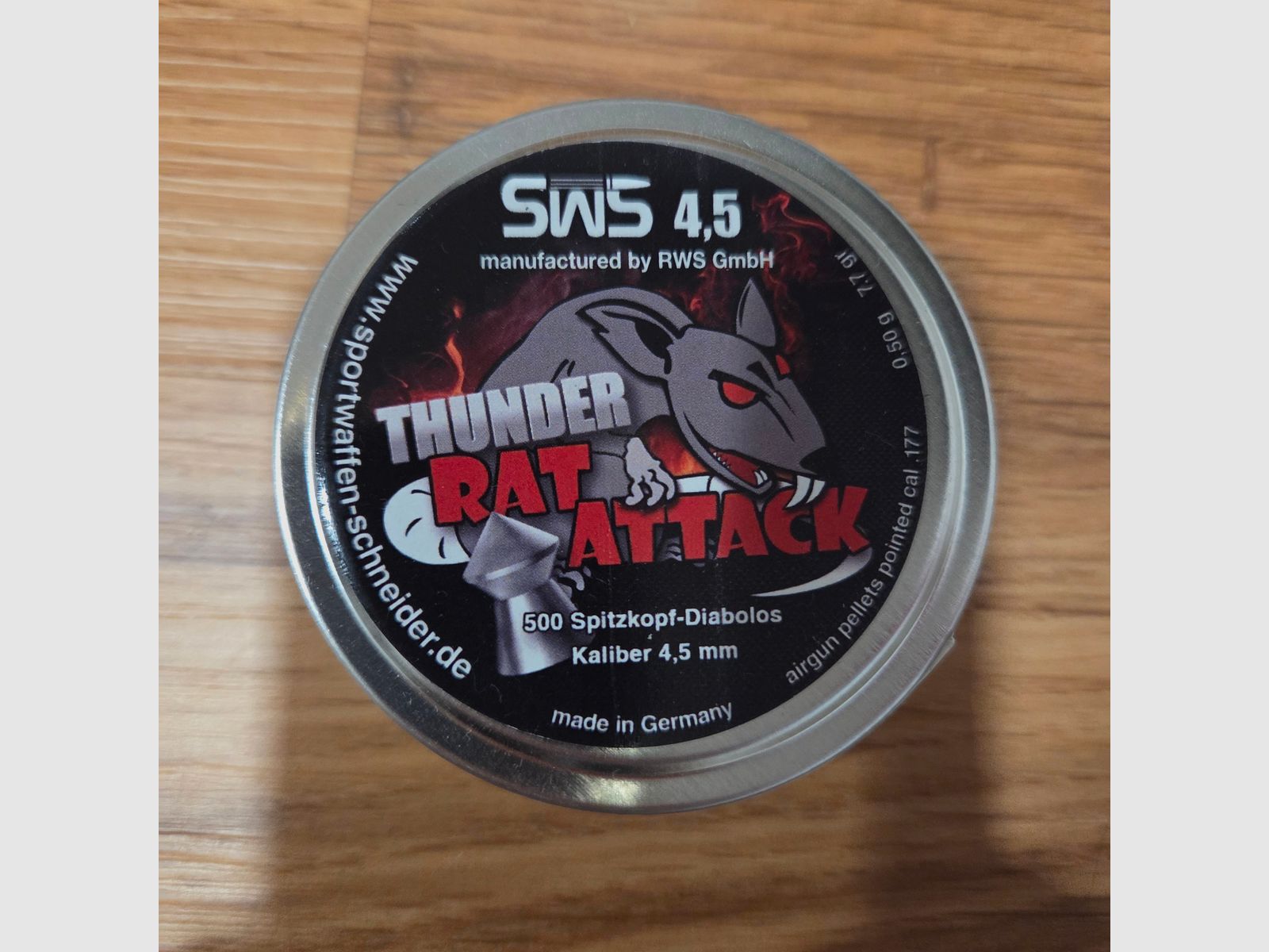 Diana Chaser mit Holzgriff und einer Packung Diabolos