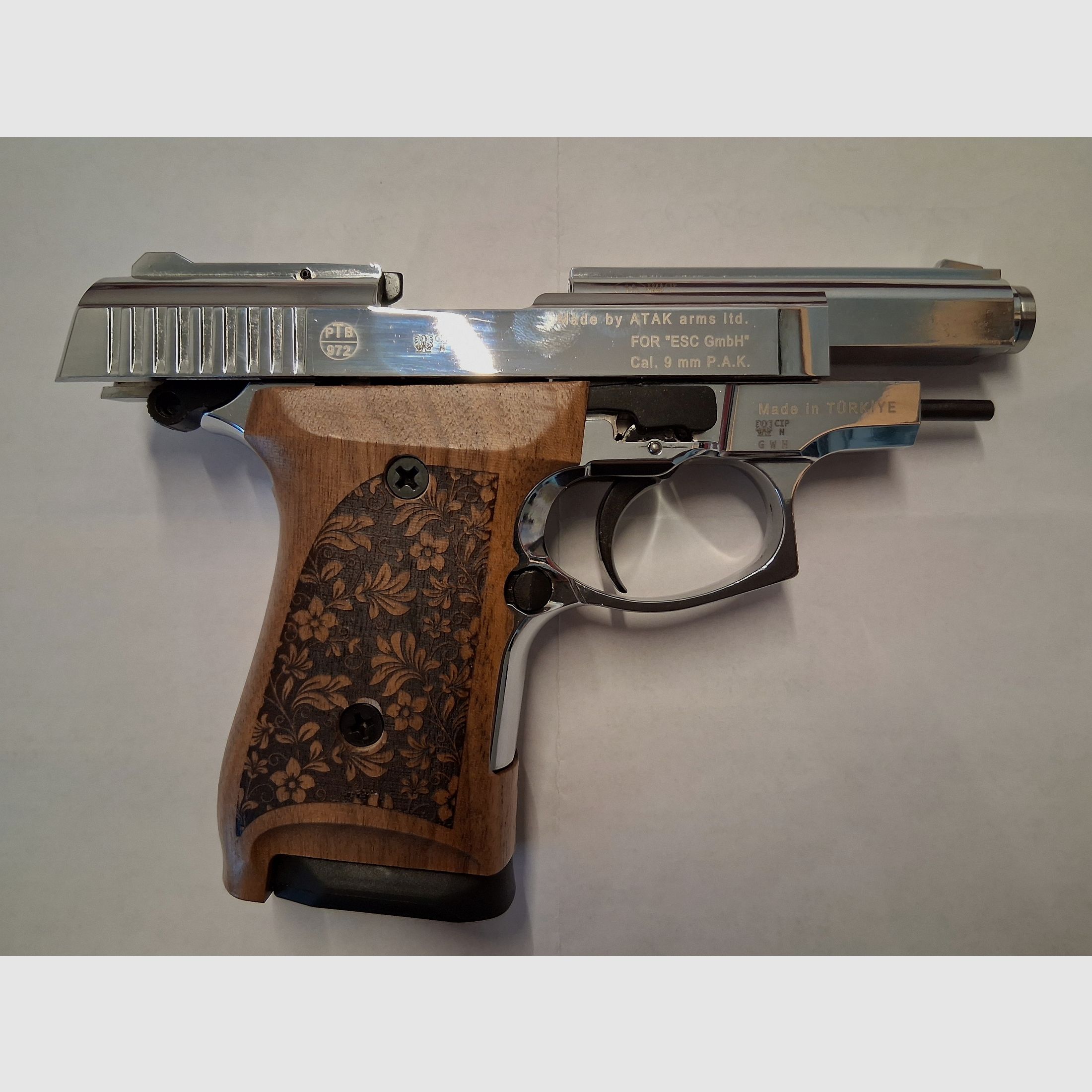 Zoraki 914 chrom (PTB-972), Holzgriffschalen, 2 Ersatzmagazine (neuwertig, ungeschossen)