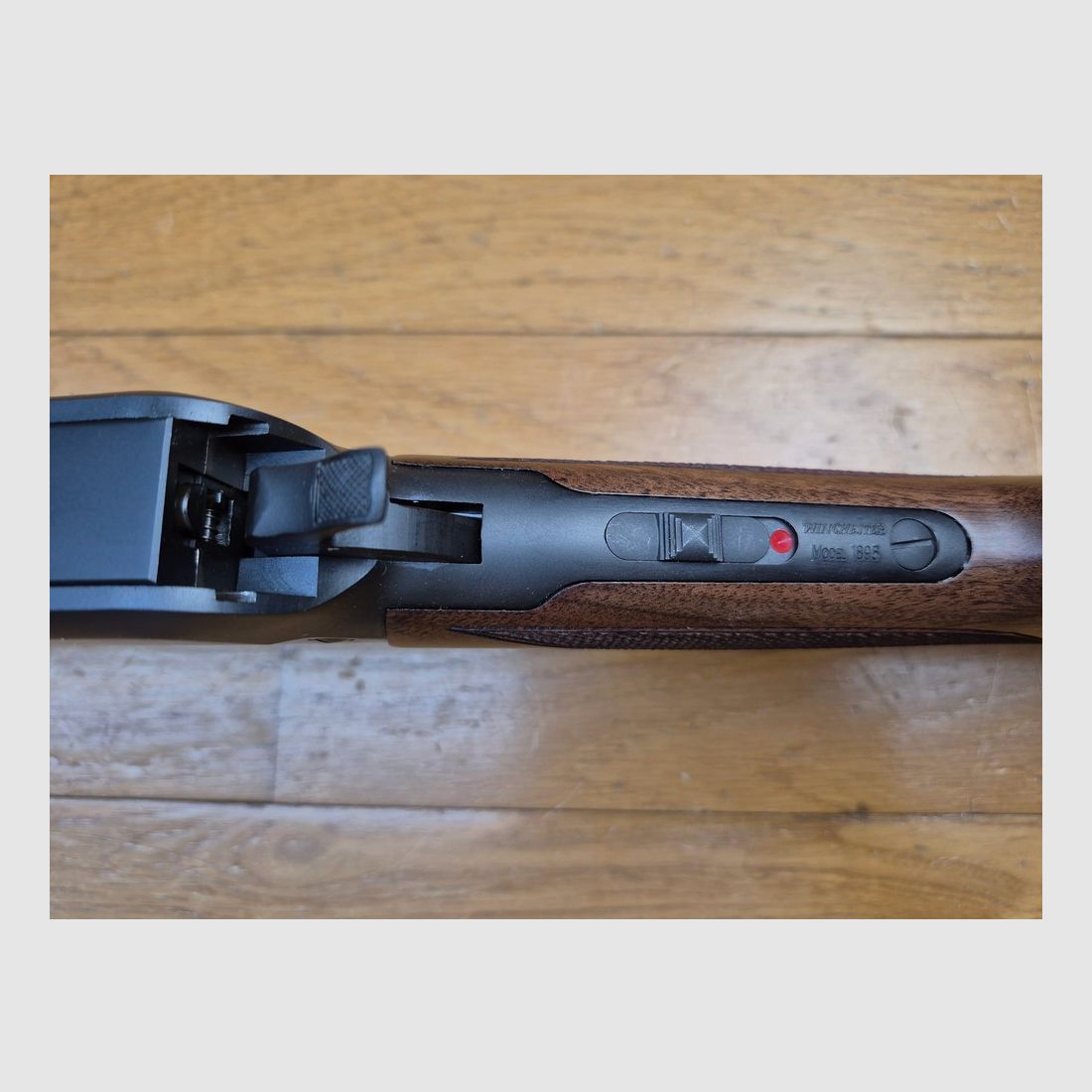 Wunderschöne Winchester 1895 – Furchtbares Kaliber 30.06 – Sonderanfertigung zum Jubiläum von Miroku für Winchester – In originaler Box in perfektem Zustand – Wunderschönes handgeriffeltes Holz – Rocailles-Gravuren auf perfektem Brünierung – Sehr schöne Markierungen von „echter“ Winchester – Lauf und Mechanik perfekt! – Waffe neu!, Bild 11 von 32