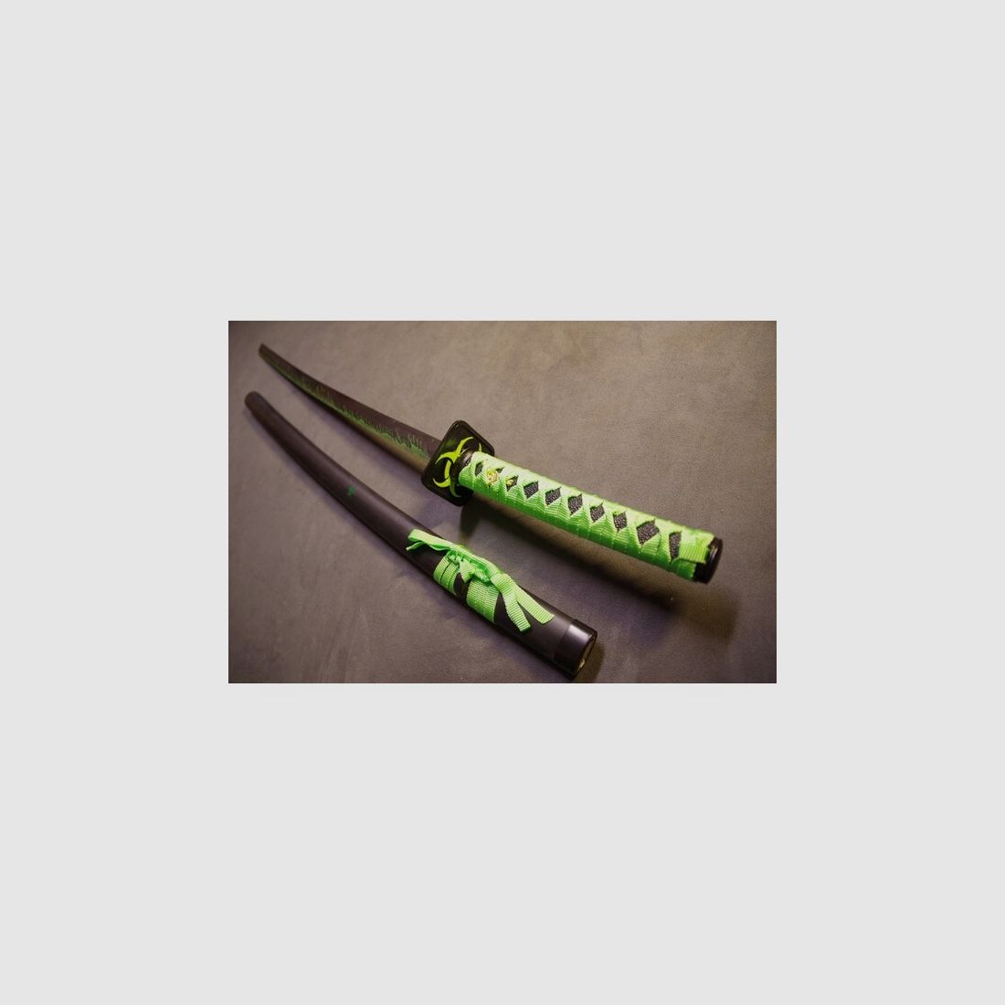 Letztes Exemplar : Zombie Biohazzard Katana mit Symbol und Holzscheide