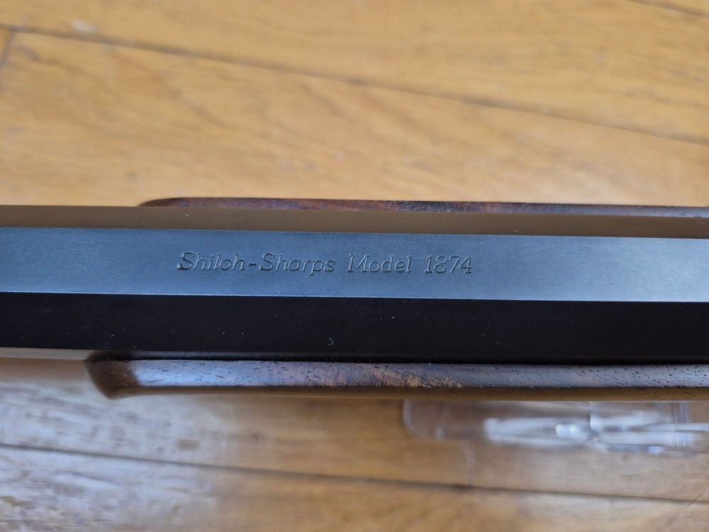 Adembenemend en prachtig Sharps Shiloh 1874 geweer – Kal. 45-70 Gvt – Model Target Rifle – Schaft van walnoot van klasse 8 (wortel) – Adembenemende afwerkingen – Droommechaniek – Behuizing van echte jaspis – Zware octagonale loop van 33 inch! – Mogelijkheid om het diopter naar keuze te monteren – Kwaliteit Made in USA – Het scherpschuttersgeweer van de Westelijke Verkenning! – Dewey reinigingsstok extra – Staat nieuw – TBE++, afbeelding 33 van 48