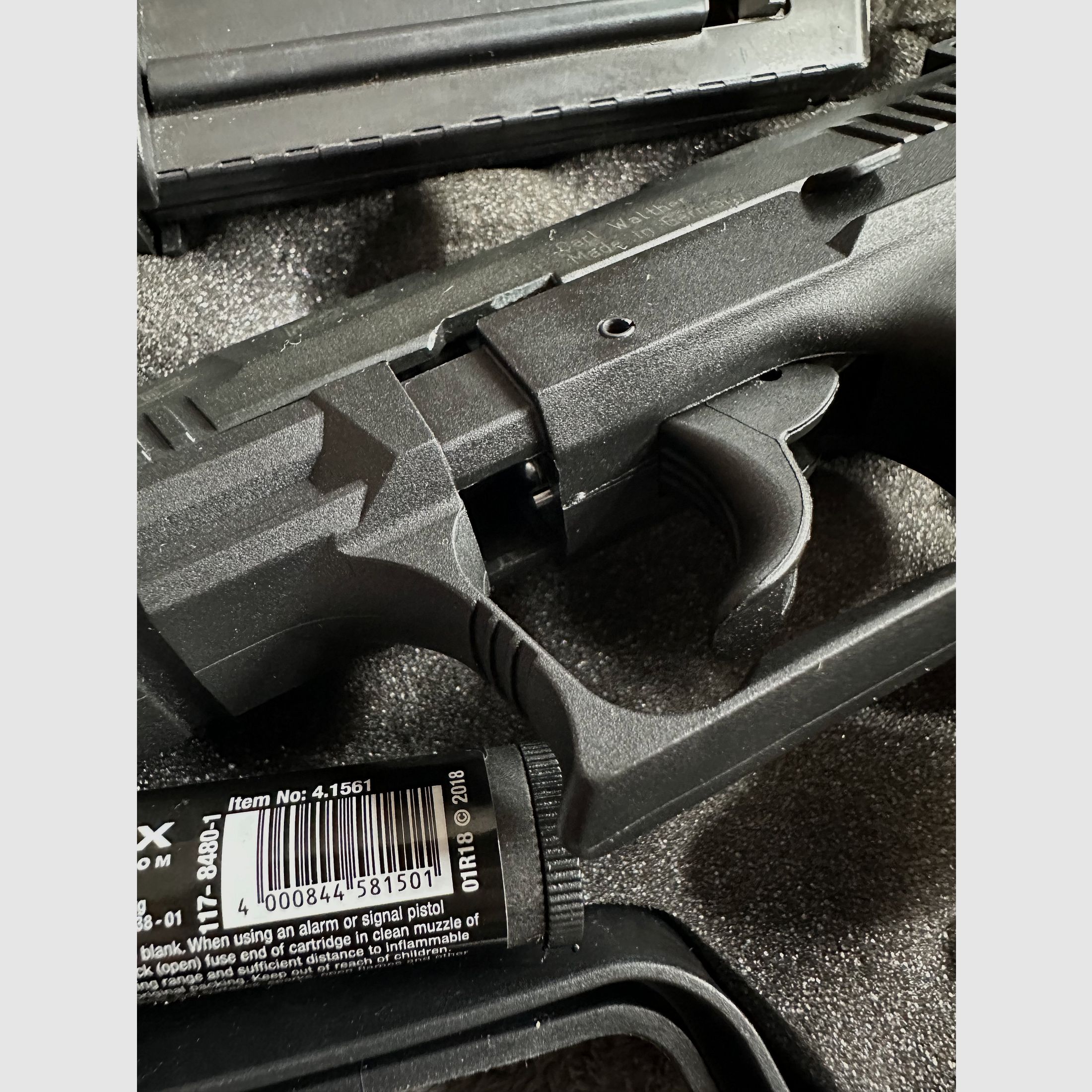 Walther P22 9mm P.A.K. mit Munition und Abschusseffekten