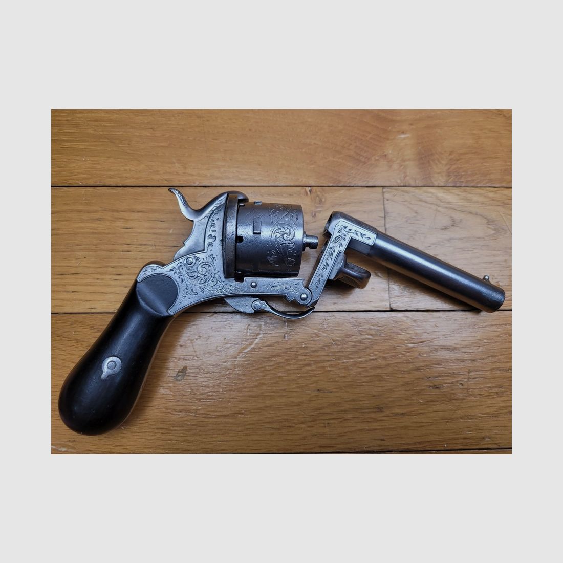 Seltenes Revolver mit Eyraud-System – drehbarer Lauf um eine Achse – Kaliber 9mm mit Zündhütchen – sechs Schüsse – Gravuren – BE/TBE, Bild 1 von 17