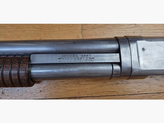 Iconique fusil à Pompe Winchester modèle 1897 – Modèle Take Down à canon 28 pouces (71cm) – Arme de …1914! – Cal.16/70 – 5+1 – Cat. D ! – Arme en excellent état – TBE++