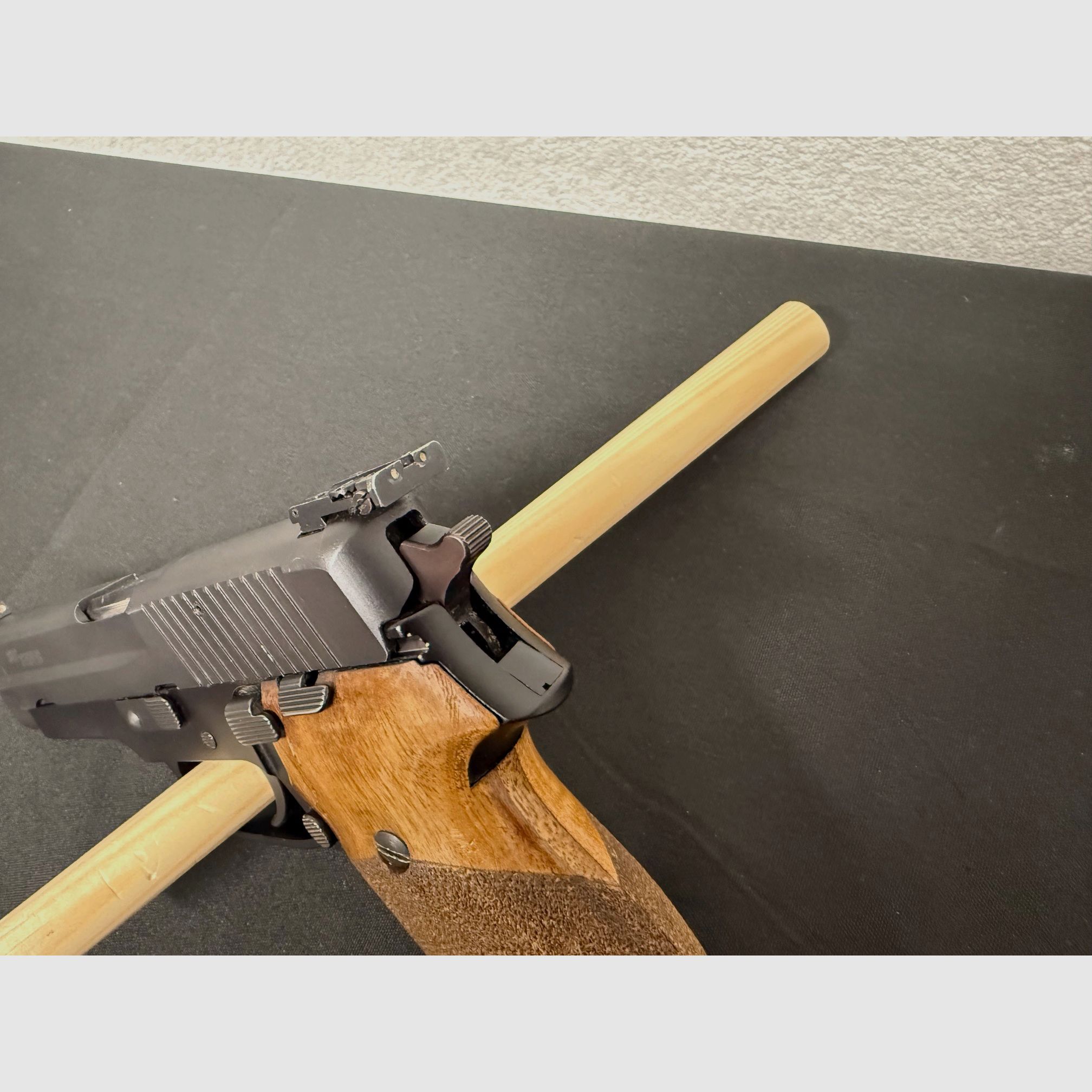 SIG Sauer P220 calibre .45 ACP pistola semiautomática arma de tiro de remate visor micrométrico incl. funda de cuero Sickinger