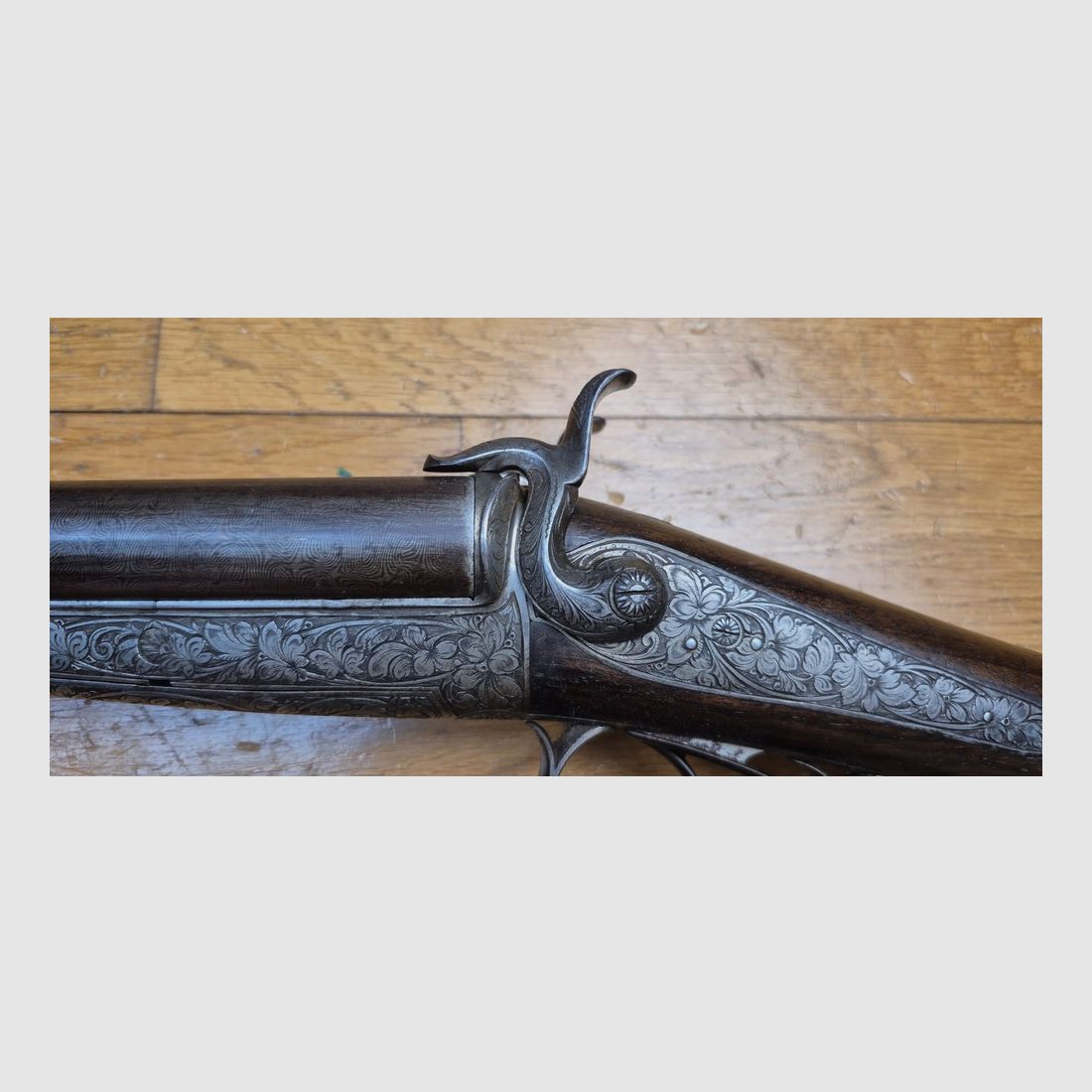 Bellissimo fucile da caccia sovrapposto – Firmato sulla banda delle canne "Maison de l’Inventeur Lefaucheux – 37 rue Vivienne a Parigi" – Canne in damasco superbe – Cal. 16 – Brunitura all'85% – Magnifiche incisioni su accessori e parti – Tutte le viti guilloché – Piastra del calcio in ebano – Bellissimo noce rosso – Eccellente stato meccanico – Nessun gioco – Canne ancora molto pulite nonostante un'ossidazione antica – E un "VERO" Lefaucheux! – Arma in TBE globale – TBE, immagine 4 di 47