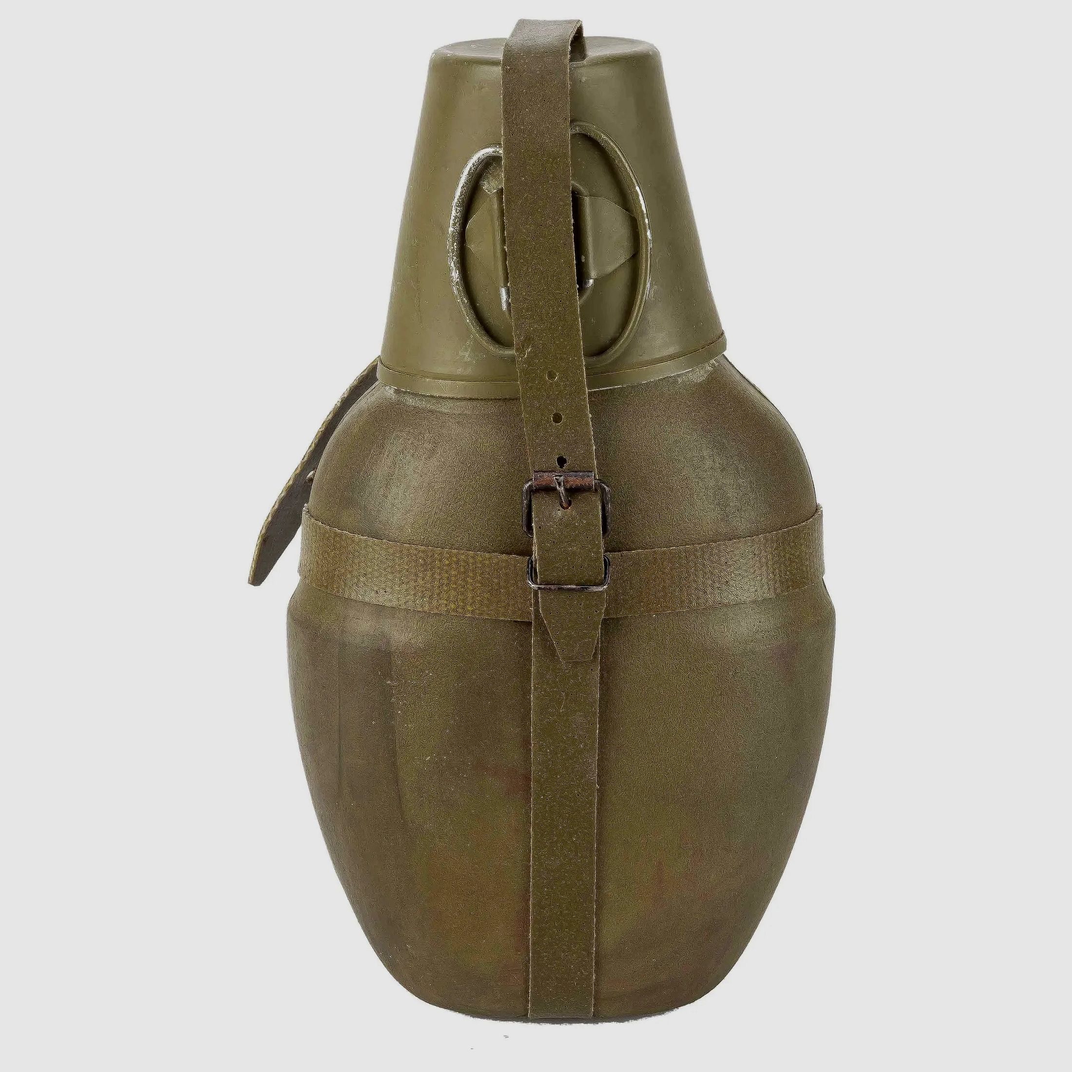 NVA NVA Feldflasche mit Becher isoliert gebraucht