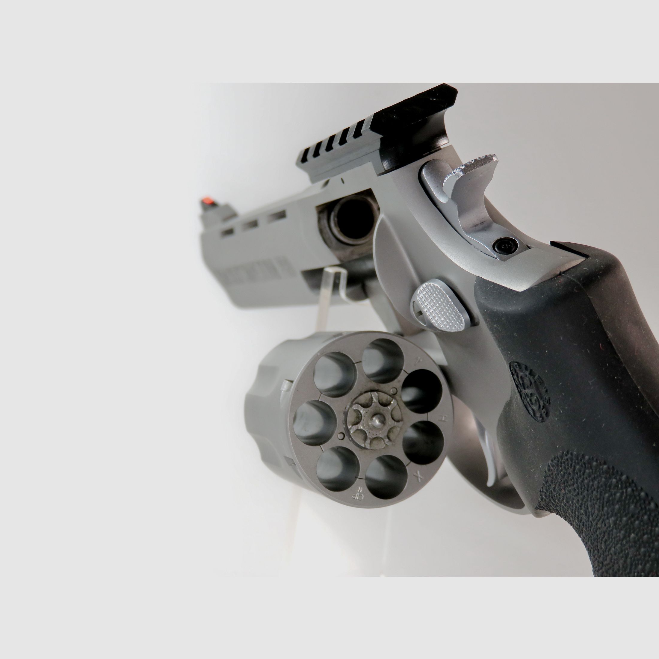 Neuwertiger Revolver Taurus Tracker Competition PRO 6" mit Weigand-Picatinny-Schiene und Hogue-Griff