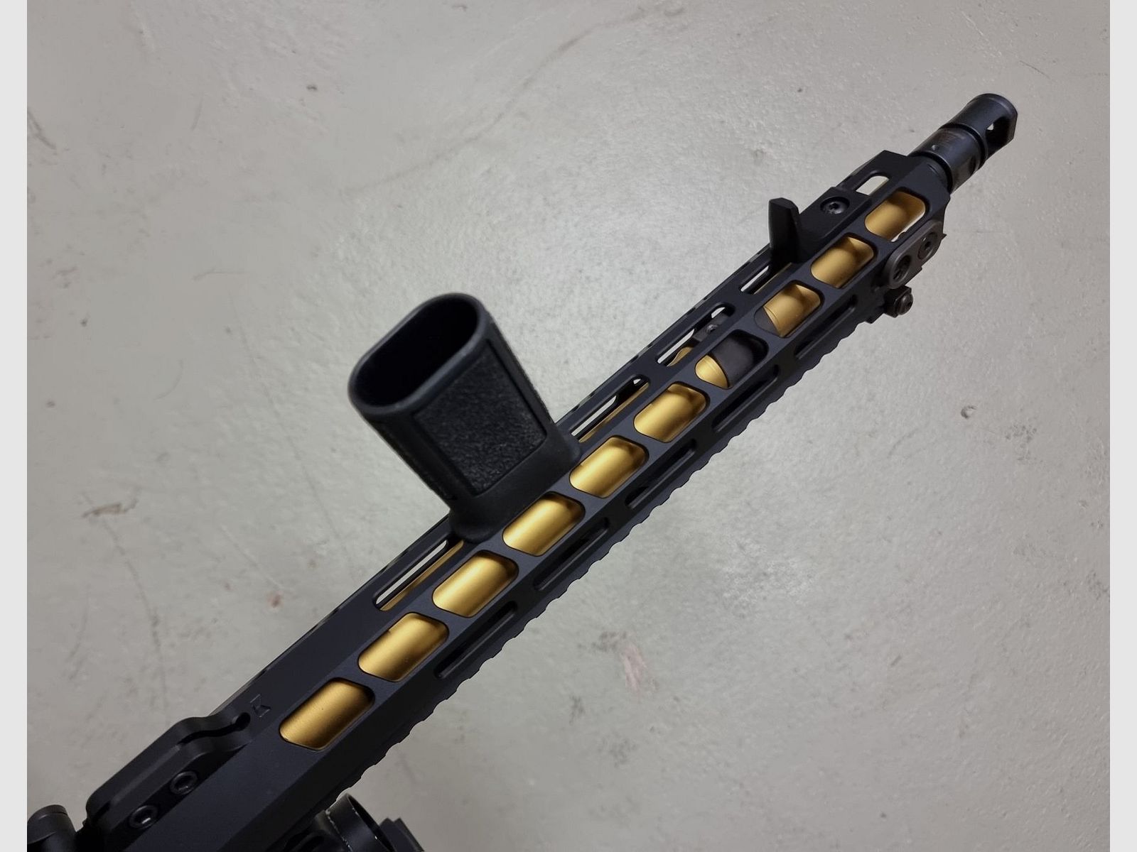 AR15 personalizzato superlativo nello stile di John Wick. Cal. 223 Rem. Solo componenti di alta qualità. Opzionale con Nightforce NX8!