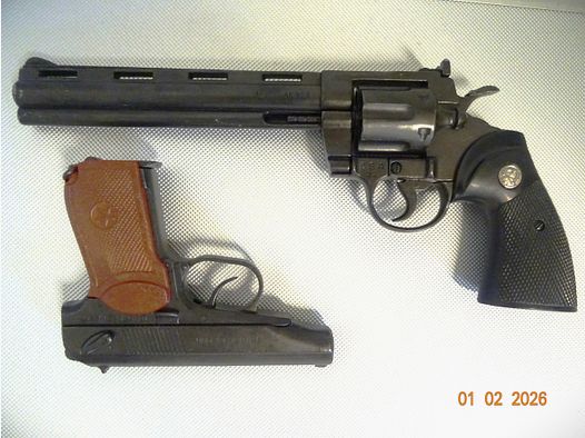Konvolut Modellwaffen, Colt Python Revolver, Makarov Pistole, Denix dekorative Replika, hochwertig!