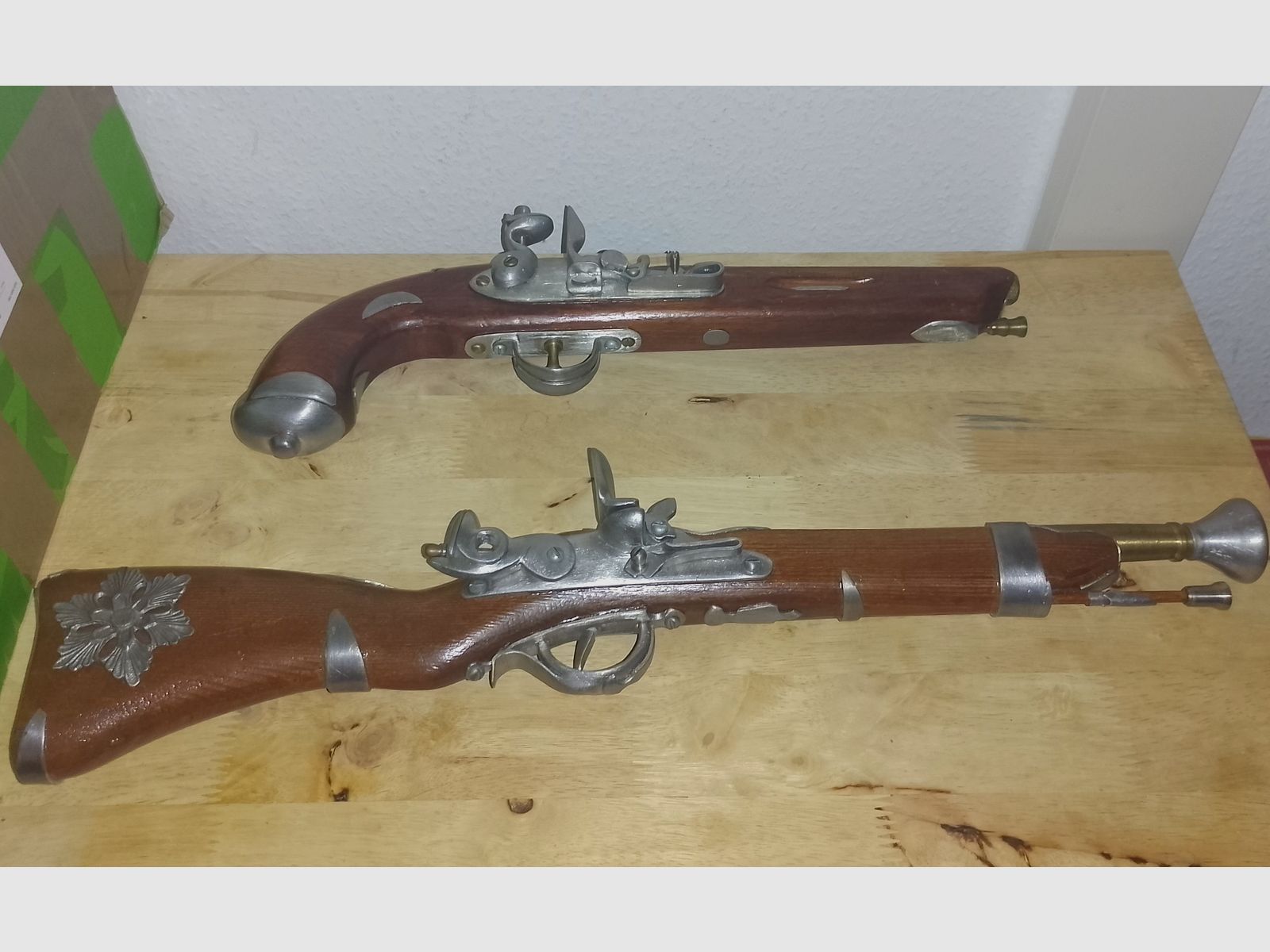 Rareza de pistolas de decoración, hecho a mano de latón, estaño y madera 58cm y 45cm