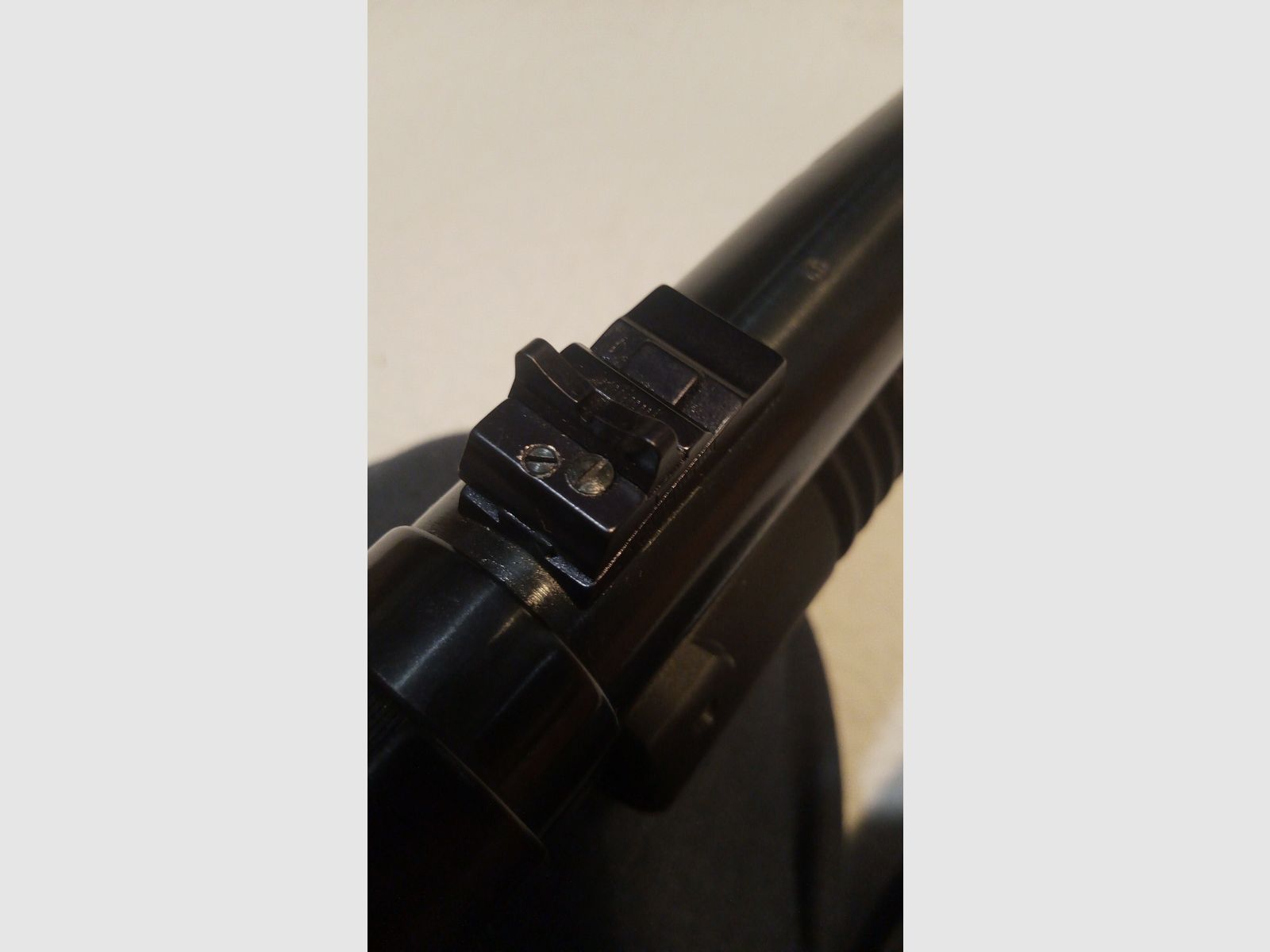 Vorderschaftrepetierflinte Mossberg Maverick 88 mit verstellbarer Visierung schwarz und Laufportierung gebraucht LL 60cm im Kaliber 12/76 Kat. B