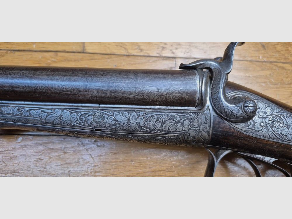 Très beau fusil de chasse juxtaposé à broche – Signé sur la bande des canons « Maison de l’Inventeur Lefaucheux – 37 rue Vivienne à Paris » – Canons damas superbe – Cal 16 broche – Bronzage à 85% – Magnifiques gravures en garnitures et pièces – Toutes vis guillochées – Plaque de couche ébène – Très beau noyer rouge – Excellent état mécanique – Pas de jeu – Canons à âme encore très propre malgré une oxydation ancienne – Et un « VRAI » Lefaucheux ! – Arme en TBE global – TBE, image 5 sur 47