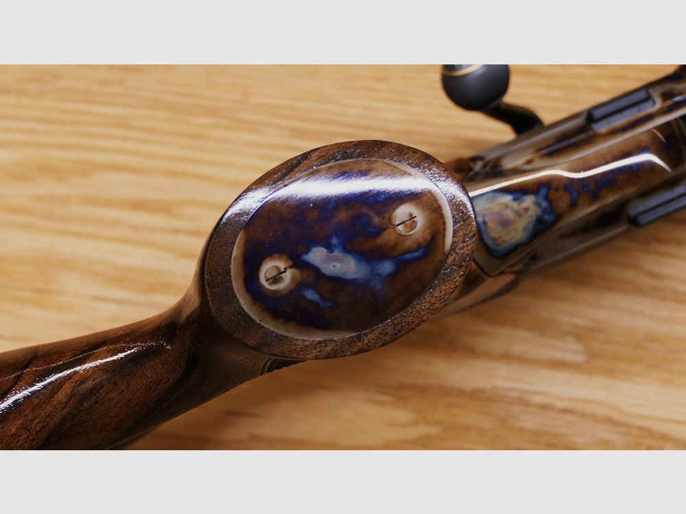 Blaser R8 mit Bunthärtung / Stahlsystem / kannelierter Lauf .308 / Stahlkugel gerändelt mit Blume und Goldlinie / goldener Verschlusskopf /  TRAUM AUS HOLZ & STAHL