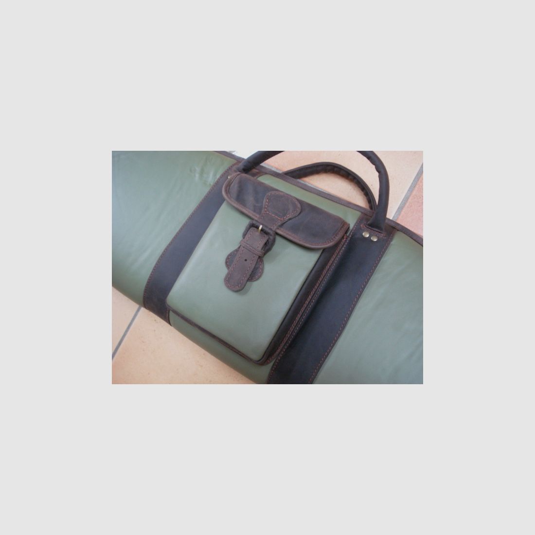 Funda verde de cuero liso - Longitud: 140 cm, bolsillo exterior