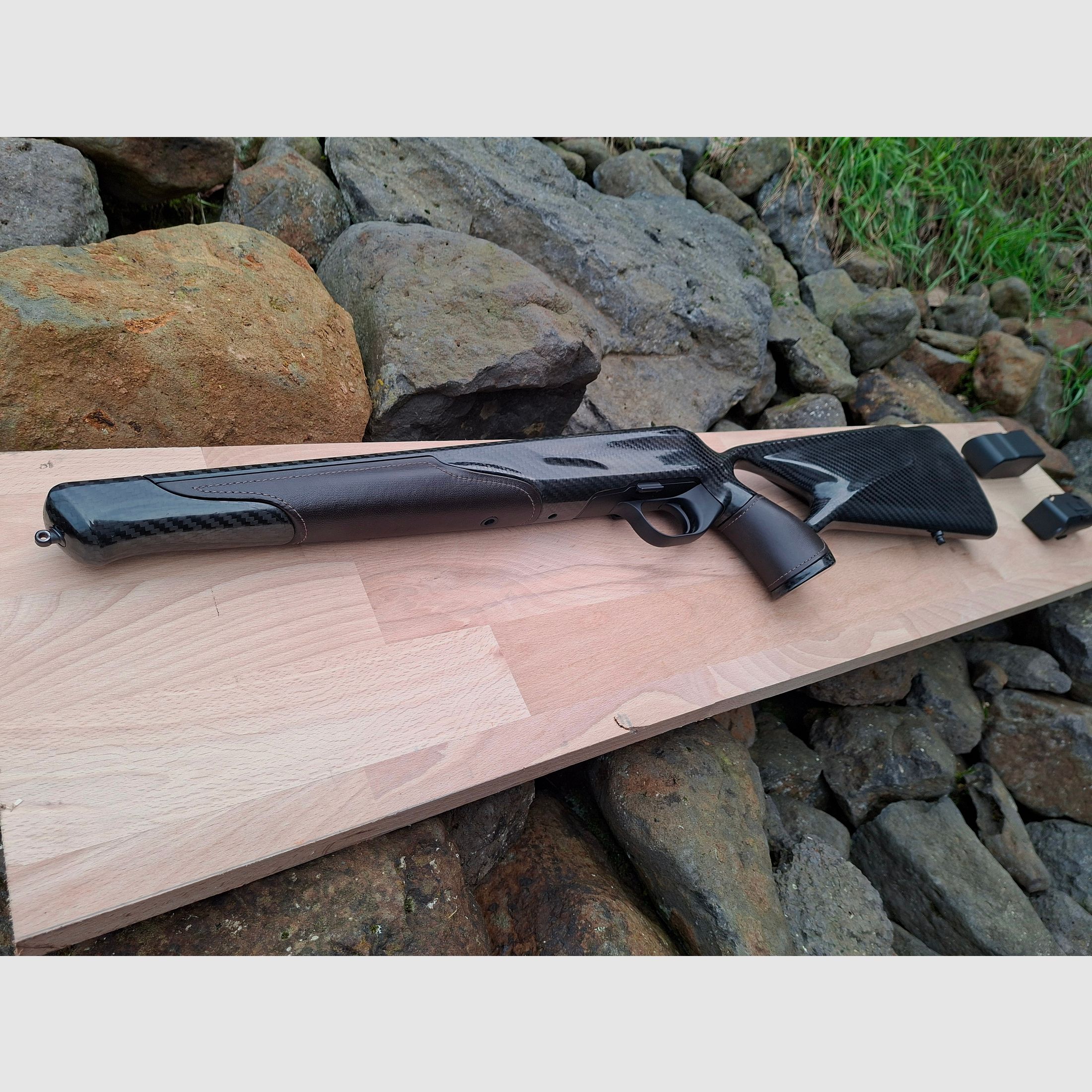 Blaser R8 Carbon Schaft (links) original mit Leder-Einlagen