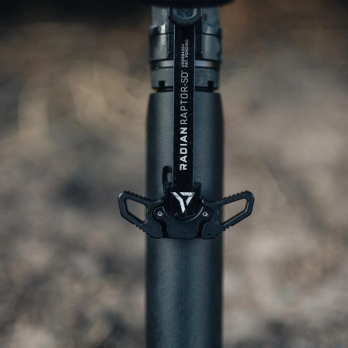 Poignée d’armement ambidextre ventilée AR-15 Radian Raptor-SD – Noire, image 1 sur 3