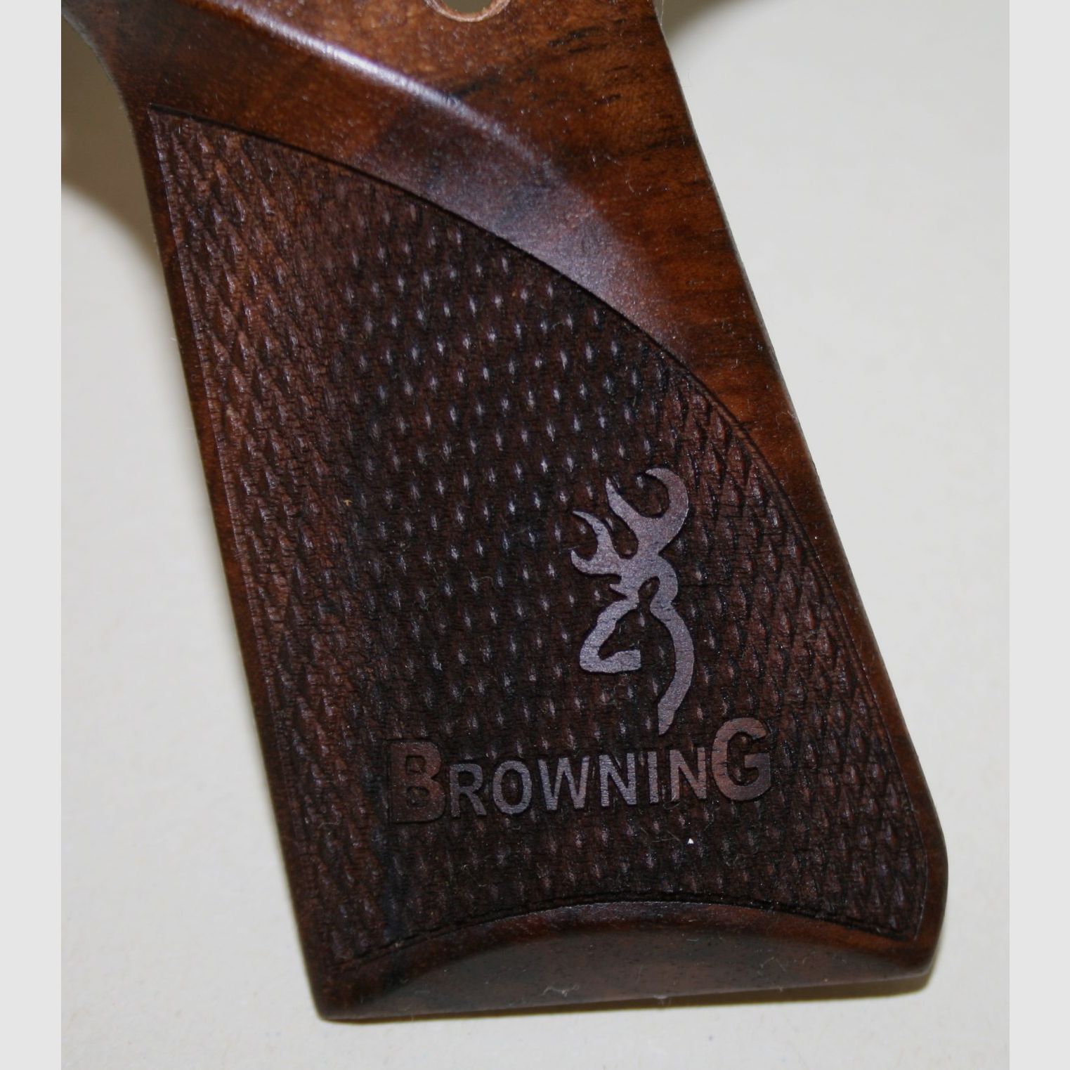 Riffelholzgriffschalen mit Logo für Browning Buck Mark (alte Version), Bild 2 von 2