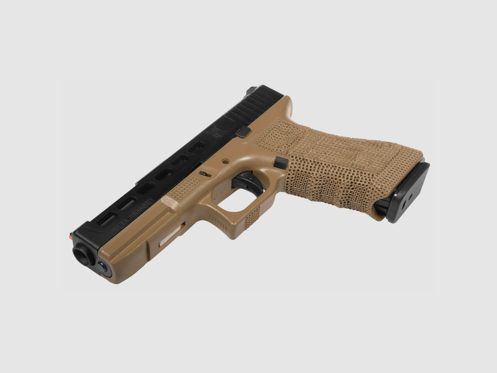 P06 GBB Airsoft Pistole in Tan | Delta Armory