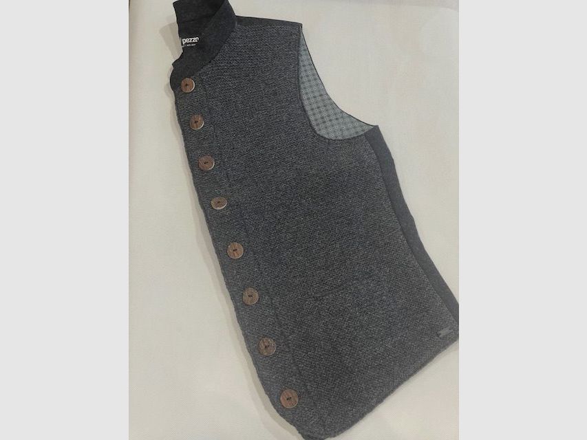 Pezzo Schafwollweste mit Lodenkragen und Lodenrücken für Herren Handgestrickt in Grau, Bild 1 von 4