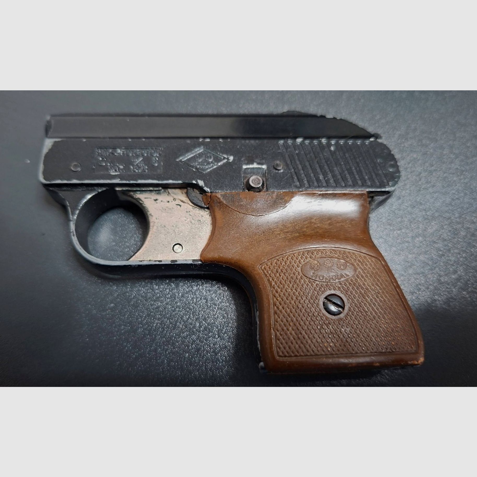 Pistola a salve calibro 6 mm trovata in soffitta