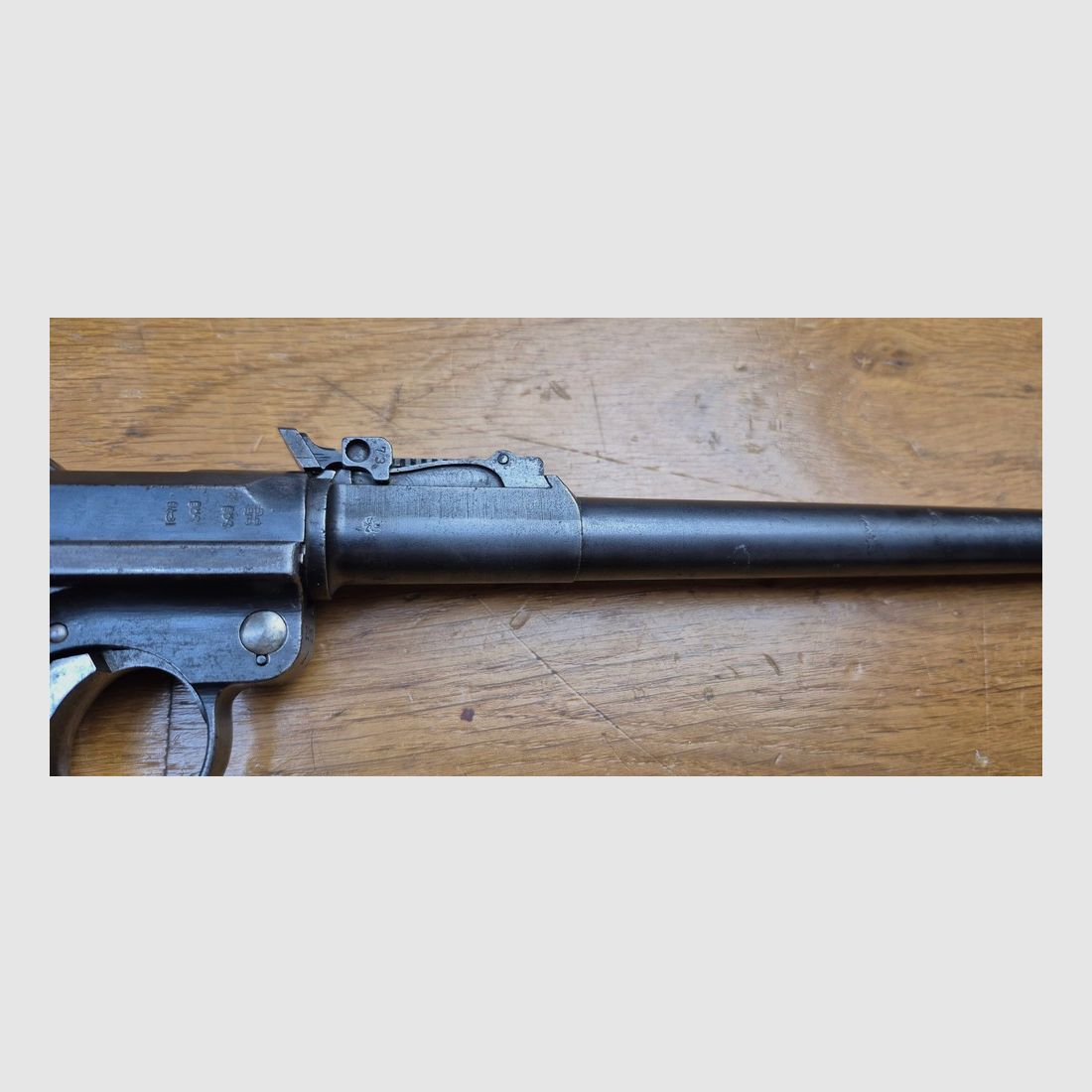 Sehr schöner Luger Artillerie P08 – Waffe von 1917 – Lauf 8 Zoll (20cm!) – Herstellung DWM – Vollständig monomatrikuliert (außer das Magazin, das ist aus der Zeit) – Kal. 9×19 – Verstellbare Visierung des ersten Typs – Sehr schöne Griffschalen – Epochenbrünierung noch 80% – Wunderschöner Lauf TBE+, Bild 19 von 22
