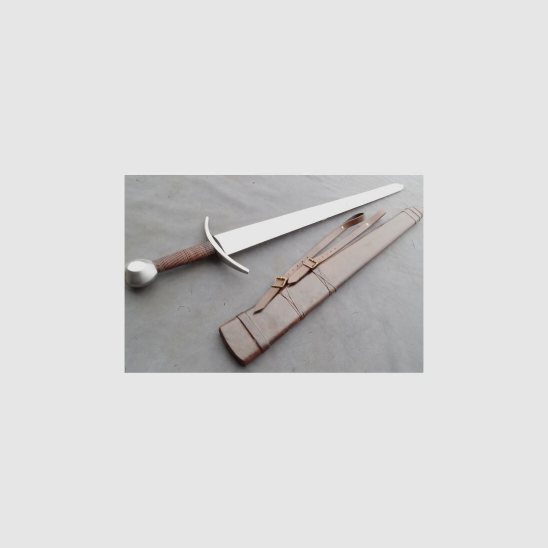 Mittelalterliches Kreuzritterschwert mit Holzscheide und Knebel in Tränen - Form