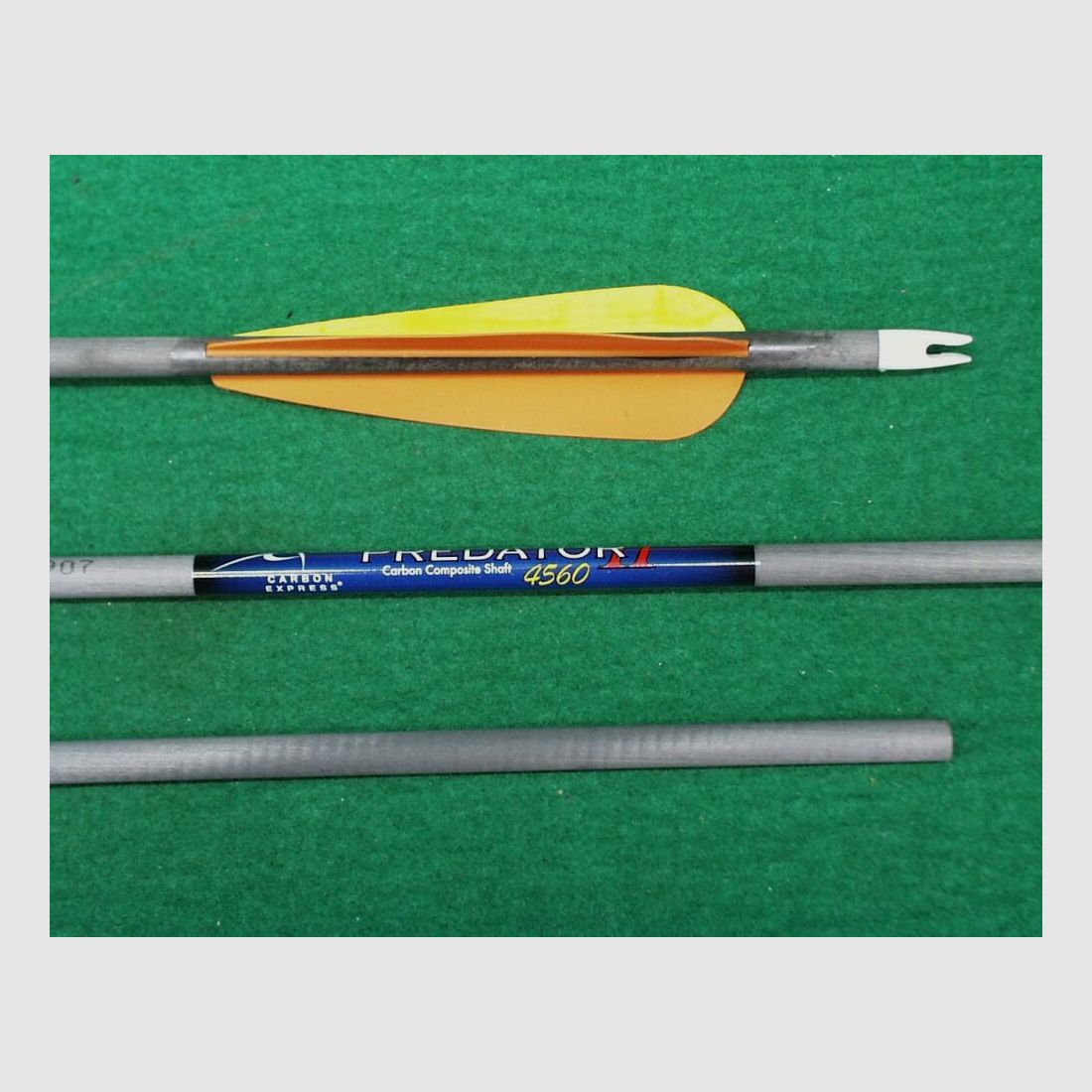 Predator Carbon-Pfeile grau