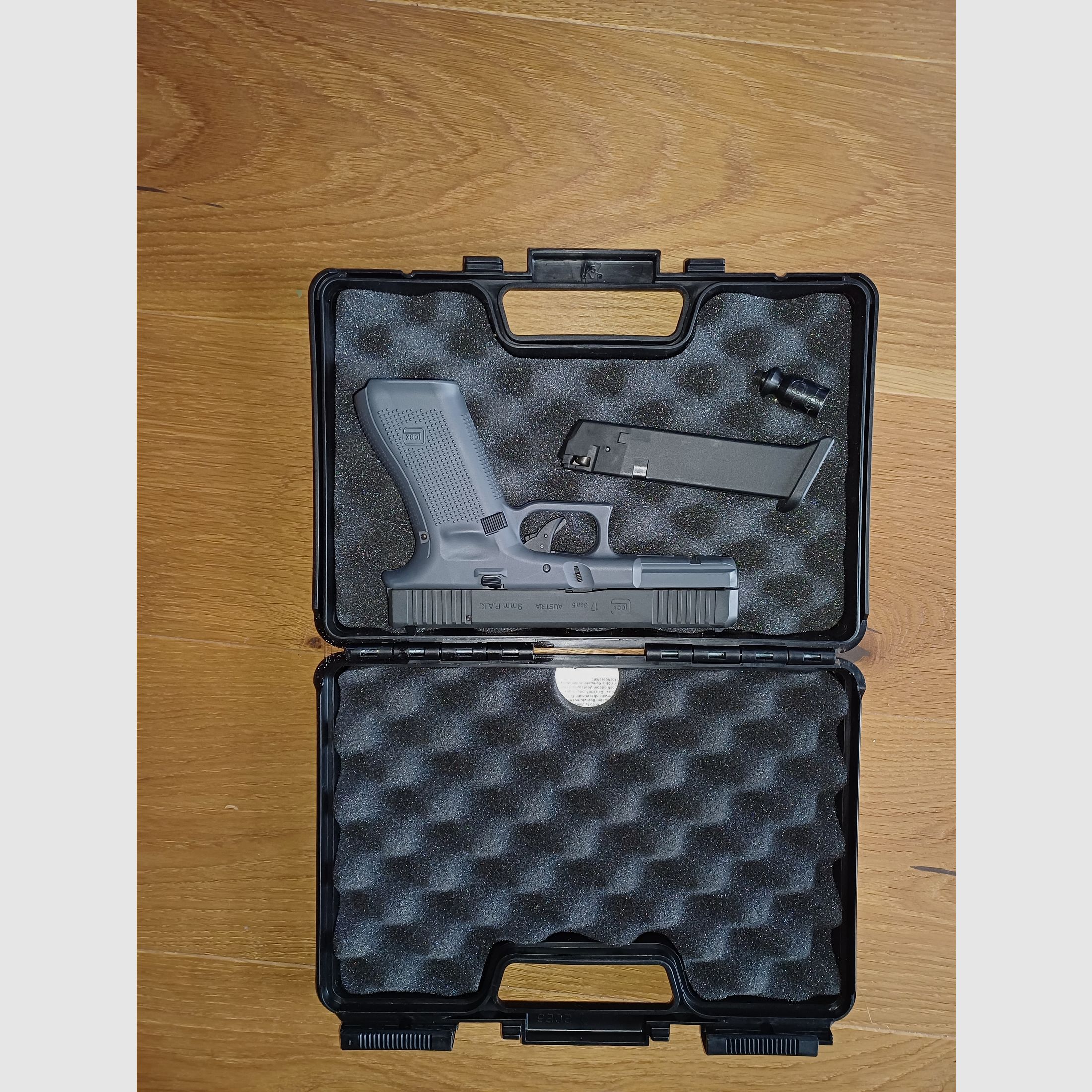 Glock 17 blank firing 9mm P.A.K