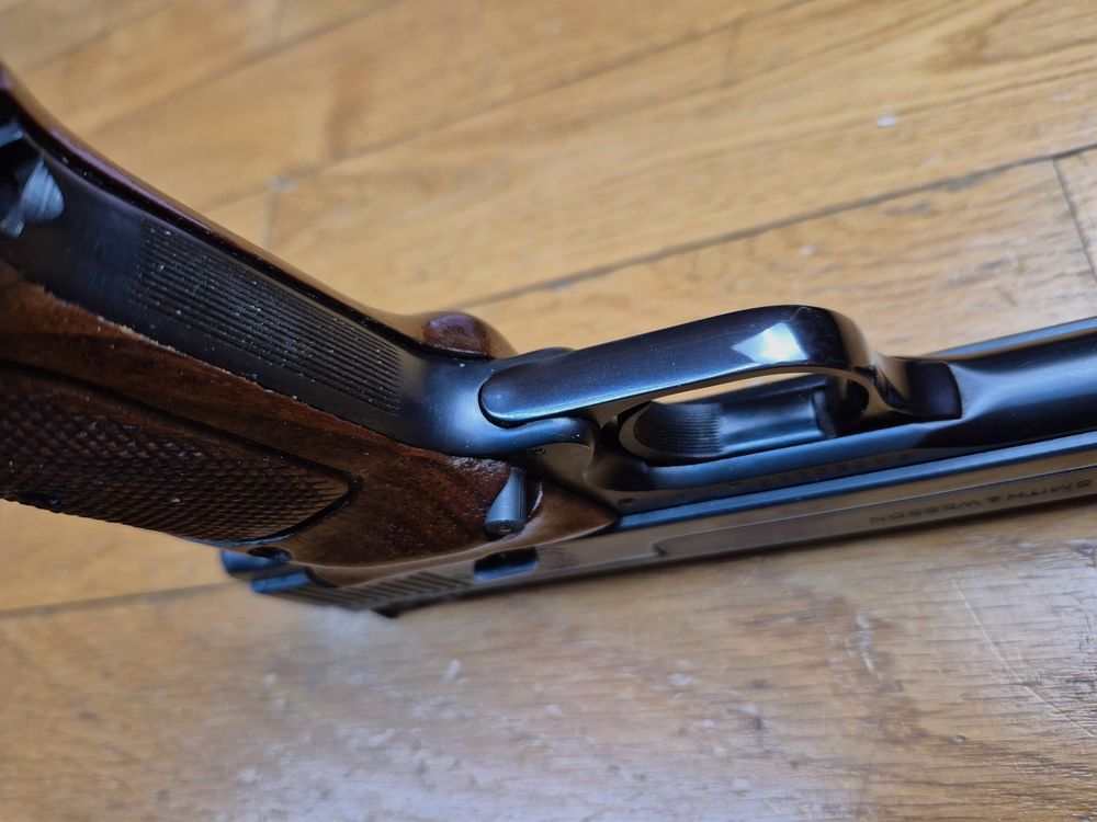 Prachtig Smith & Wesson Mod.41 pistool – kal. .22LR – Volledig van echt staal – 100% bruinings – Wapen uit 1980 – Mechaniek en loop van topkwaliteit – Een van de laagste handvuurwapens ooit gemaakt – Prachtige staat – TBE++, afbeelding 12 van 22